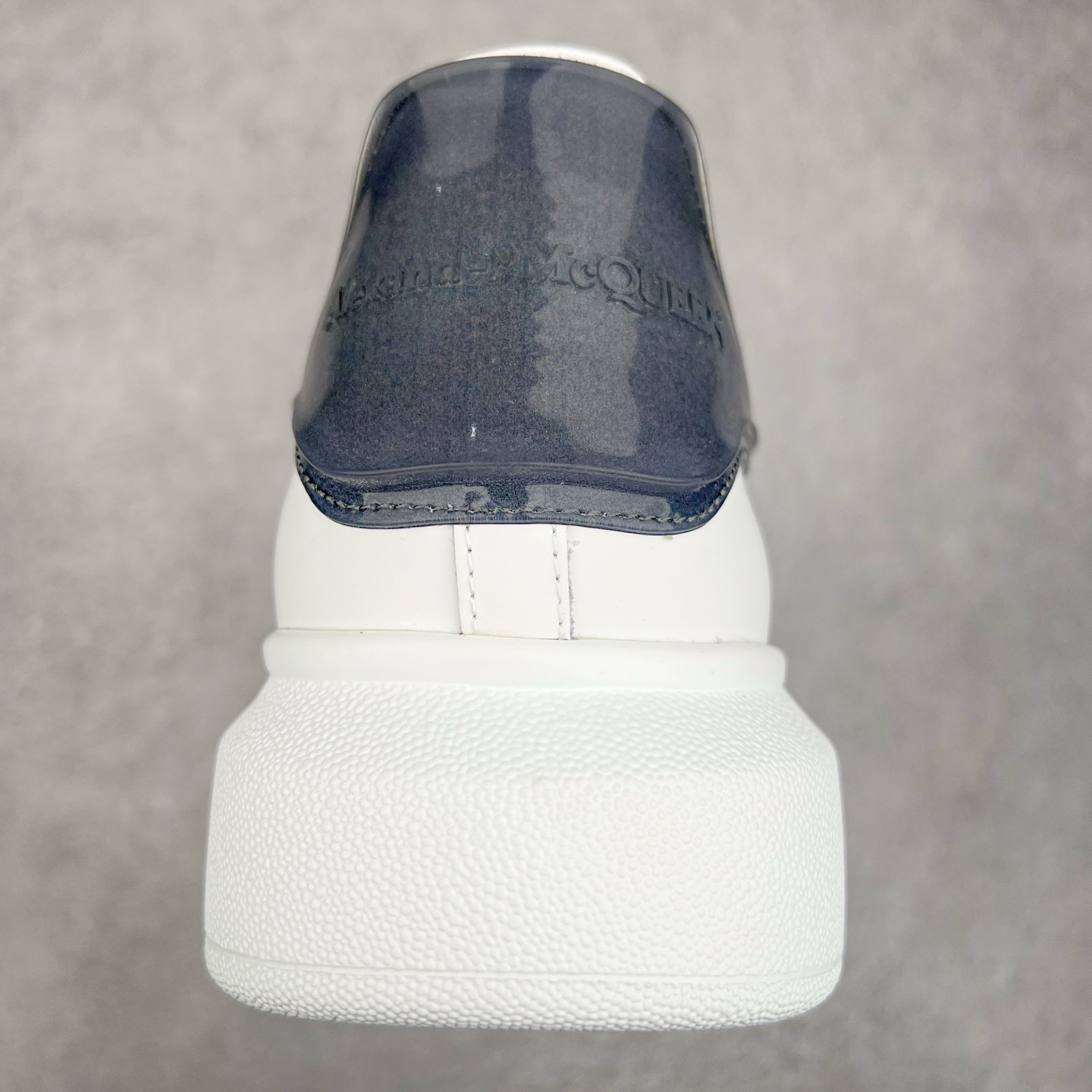 图片[8]-Alexander McQueen 亚历山大麦昆小白鞋 全套专柜包装物及配件(附送快递加固牛皮纸盒)右脚鞋面嵌入核心防伪芯片装置,秒杀市面文案版本 支持NFC原码独立扫描 采用丝绸硬质头层小牛皮鞋面材质 内外超软小羊皮贴脚透气及超软PU脚感乳胶物料鞋 外置原抽真空高密度增高底 白色光滑牛皮革系带运动鞋，圆头设计，鞋跟点缀黑色绒面革细节。搭配宽扁鞋带，鞋舌和后帮饰有 Alexander McQueen 品牌标志。阔型橡胶鞋底。运动鞋另配一副鞋带材料 100% 小牛皮 所有细节与原版一致 尺码：35 36 37 38 39 40 41 42 43 44 45-选品中心