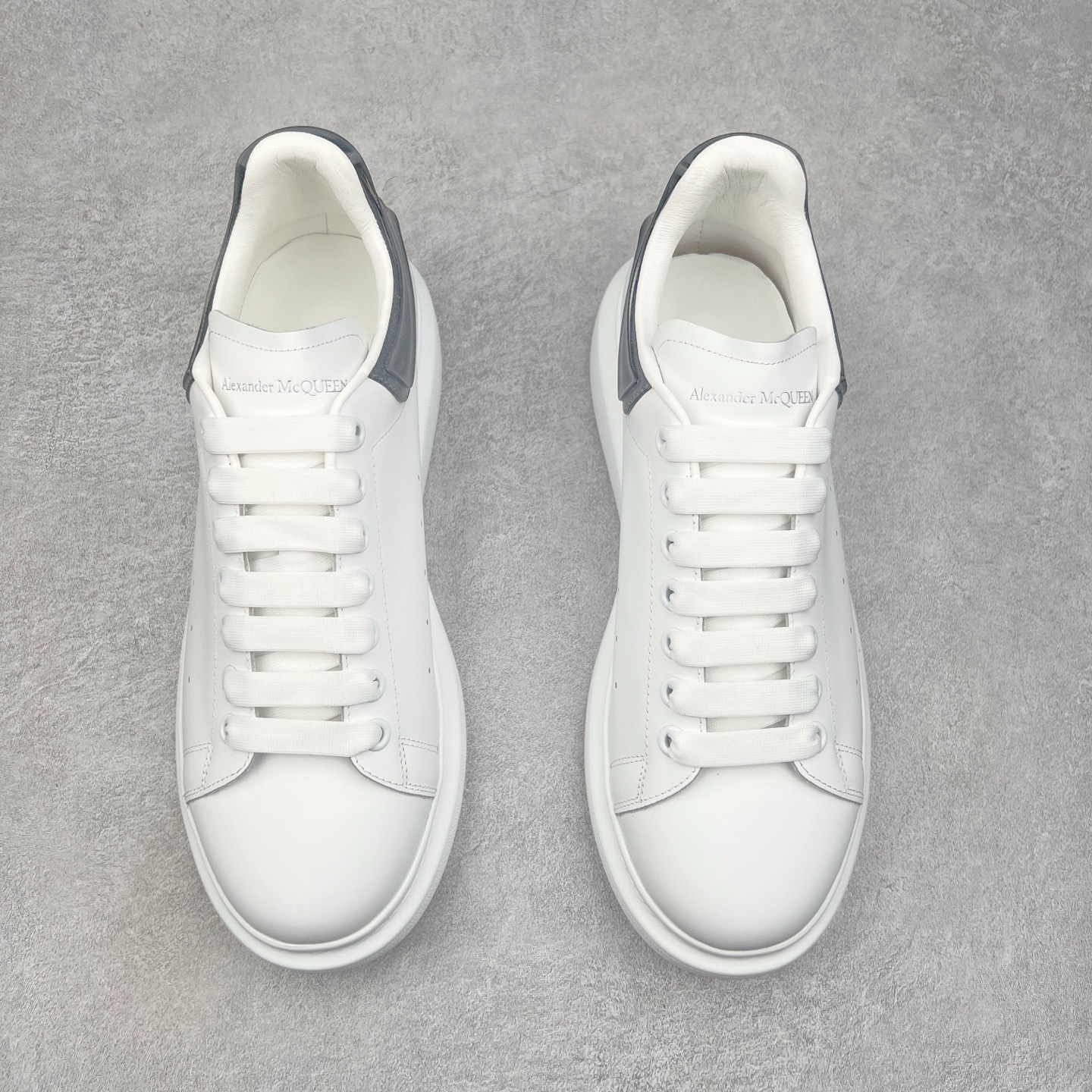 图片[2]-Alexander McQueen 亚历山大麦昆小白鞋 全套专柜包装物及配件(附送快递加固牛皮纸盒)右脚鞋面嵌入核心防伪芯片装置,秒杀市面文案版本 支持NFC原码独立扫描 采用丝绸硬质头层小牛皮鞋面材质 内外超软小羊皮贴脚透气及超软PU脚感乳胶物料鞋 外置原抽真空高密度增高底 白色光滑牛皮革系带运动鞋，圆头设计，鞋跟点缀黑色绒面革细节。搭配宽扁鞋带，鞋舌和后帮饰有 Alexander McQueen 品牌标志。阔型橡胶鞋底。运动鞋另配一副鞋带材料 100% 小牛皮 所有细节与原版一致 尺码：35 36 37 38 39 40 41 42 43 44 45-选品中心