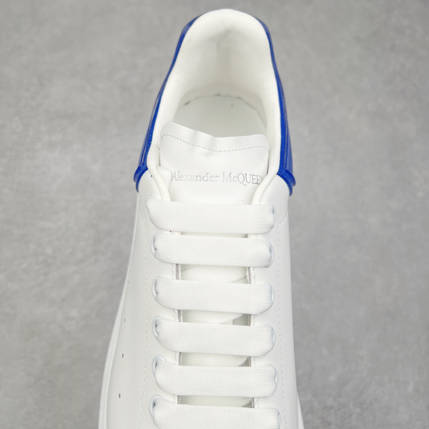 图片[5]-Alexander McQueen 亚历山大麦昆小白鞋 全套专柜包装物及配件(附送快递加固牛皮纸盒)右脚鞋面嵌入核心防伪芯片装置,秒杀市面文案版本 支持NFC原码独立扫描 采用丝绸硬质头层小牛皮鞋面材质 内外超软小羊皮贴脚透气及超软PU脚感乳胶物料鞋 外置原抽真空高密度增高底 白色光滑牛皮革系带运动鞋，圆头设计，鞋跟点缀黑色绒面革细节。搭配宽扁鞋带，鞋舌和后帮饰有 Alexander McQueen 品牌标志。阔型橡胶鞋底。运动鞋另配一副鞋带材料 100% 小牛皮 所有细节与原版一致 尺码：35 36 37 38 39 40 41 42 43 44 45-选品中心