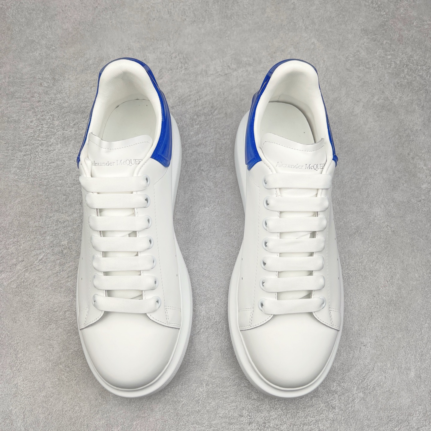 图片[2]-Alexander McQueen 亚历山大麦昆小白鞋 全套专柜包装物及配件(附送快递加固牛皮纸盒)右脚鞋面嵌入核心防伪芯片装置,秒杀市面文案版本 支持NFC原码独立扫描 采用丝绸硬质头层小牛皮鞋面材质 内外超软小羊皮贴脚透气及超软PU脚感乳胶物料鞋 外置原抽真空高密度增高底 白色光滑牛皮革系带运动鞋，圆头设计，鞋跟点缀黑色绒面革细节。搭配宽扁鞋带，鞋舌和后帮饰有 Alexander McQueen 品牌标志。阔型橡胶鞋底。运动鞋另配一副鞋带材料 100% 小牛皮 所有细节与原版一致 尺码：35 36 37 38 39 40 41 42 43 44 45-选品中心