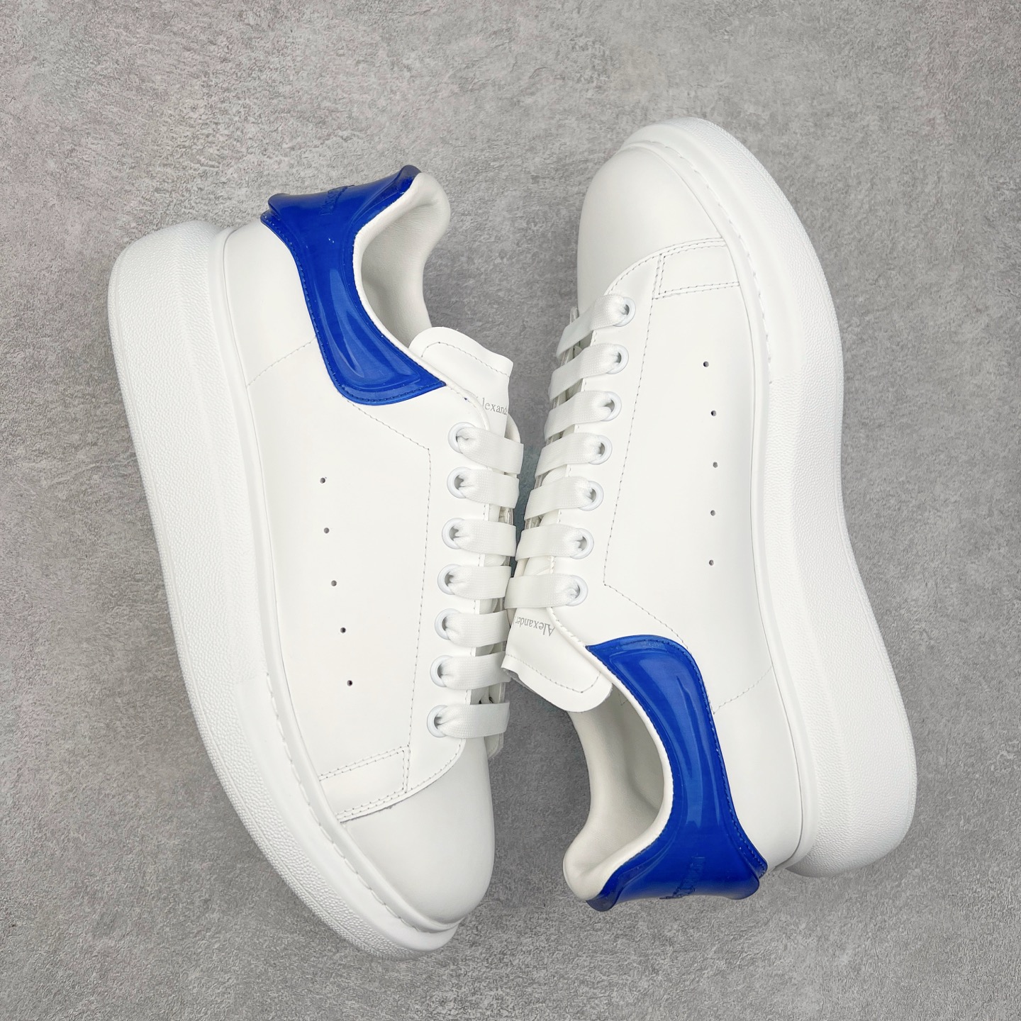 图片[3]-Alexander McQueen 亚历山大麦昆小白鞋 全套专柜包装物及配件(附送快递加固牛皮纸盒)右脚鞋面嵌入核心防伪芯片装置,秒杀市面文案版本 支持NFC原码独立扫描 采用丝绸硬质头层小牛皮鞋面材质 内外超软小羊皮贴脚透气及超软PU脚感乳胶物料鞋 外置原抽真空高密度增高底 白色光滑牛皮革系带运动鞋，圆头设计，鞋跟点缀黑色绒面革细节。搭配宽扁鞋带，鞋舌和后帮饰有 Alexander McQueen 品牌标志。阔型橡胶鞋底。运动鞋另配一副鞋带材料 100% 小牛皮 所有细节与原版一致 尺码：35 36 37 38 39 40 41 42 43 44 45-选品中心