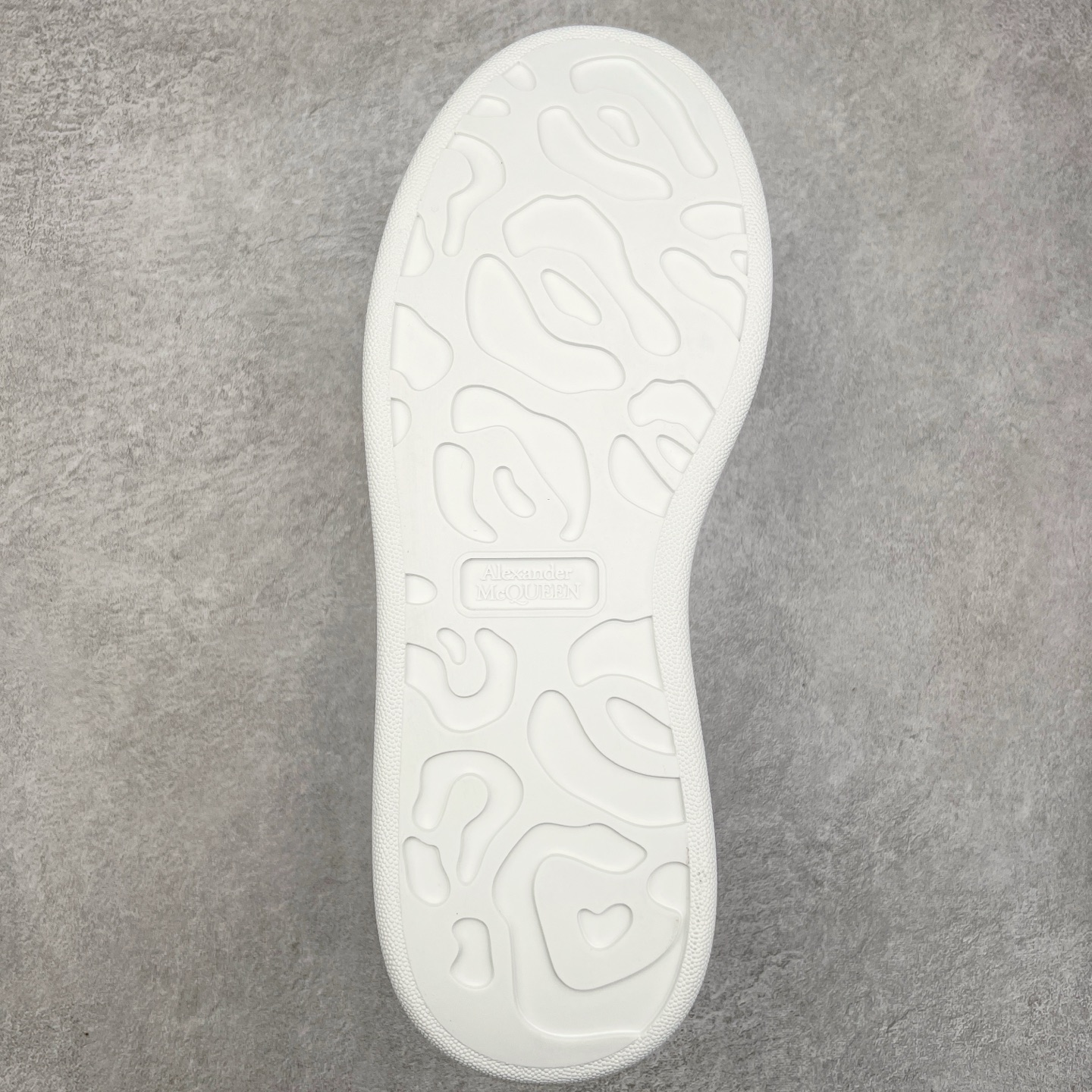 图片[9]-Alexander McQueen 亚历山大麦昆小白鞋 全套专柜包装物及配件(附送快递加固牛皮纸盒)右脚鞋面嵌入核心防伪芯片装置,秒杀市面文案版本 支持NFC原码独立扫描 采用丝绸硬质头层小牛皮鞋面材质 内外超软小羊皮贴脚透气及超软PU脚感乳胶物料鞋 外置原抽真空高密度增高底 白色光滑牛皮革系带运动鞋，圆头设计，鞋跟点缀黑色绒面革细节。搭配宽扁鞋带，鞋舌和后帮饰有 Alexander McQueen 品牌标志。阔型橡胶鞋底。运动鞋另配一副鞋带材料 100% 小牛皮 所有细节与原版一致 尺码：35 36 37 38 39 40 41 42 43 44 45-选品中心