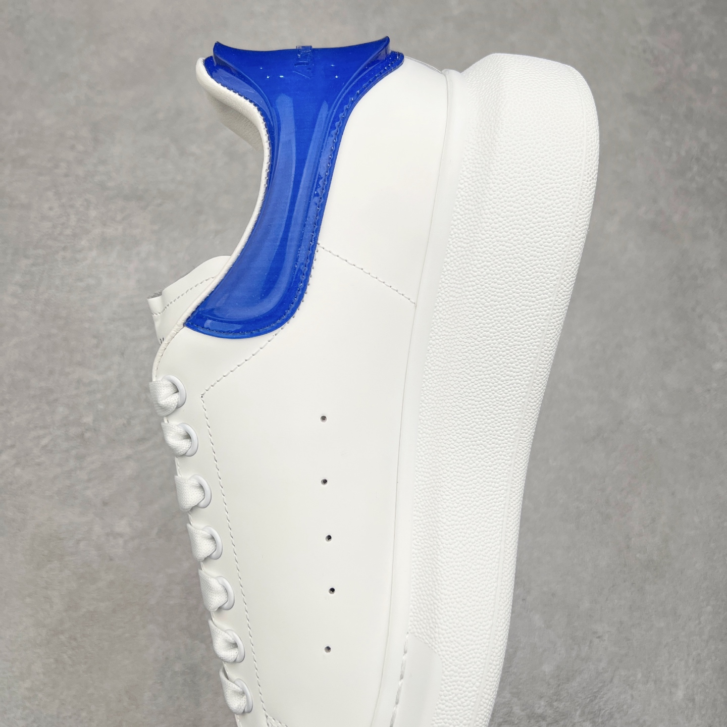 图片[7]-Alexander McQueen 亚历山大麦昆小白鞋 全套专柜包装物及配件(附送快递加固牛皮纸盒)右脚鞋面嵌入核心防伪芯片装置,秒杀市面文案版本 支持NFC原码独立扫描 采用丝绸硬质头层小牛皮鞋面材质 内外超软小羊皮贴脚透气及超软PU脚感乳胶物料鞋 外置原抽真空高密度增高底 白色光滑牛皮革系带运动鞋，圆头设计，鞋跟点缀黑色绒面革细节。搭配宽扁鞋带，鞋舌和后帮饰有 Alexander McQueen 品牌标志。阔型橡胶鞋底。运动鞋另配一副鞋带材料 100% 小牛皮 所有细节与原版一致 尺码：35 36 37 38 39 40 41 42 43 44 45-选品中心