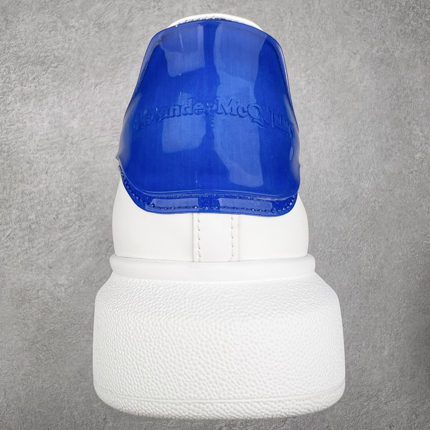 图片[8]-Alexander McQueen 亚历山大麦昆小白鞋 全套专柜包装物及配件(附送快递加固牛皮纸盒)右脚鞋面嵌入核心防伪芯片装置,秒杀市面文案版本 支持NFC原码独立扫描 采用丝绸硬质头层小牛皮鞋面材质 内外超软小羊皮贴脚透气及超软PU脚感乳胶物料鞋 外置原抽真空高密度增高底 白色光滑牛皮革系带运动鞋，圆头设计，鞋跟点缀黑色绒面革细节。搭配宽扁鞋带，鞋舌和后帮饰有 Alexander McQueen 品牌标志。阔型橡胶鞋底。运动鞋另配一副鞋带材料 100% 小牛皮 所有细节与原版一致 尺码：35 36 37 38 39 40 41 42 43 44 45-选品中心