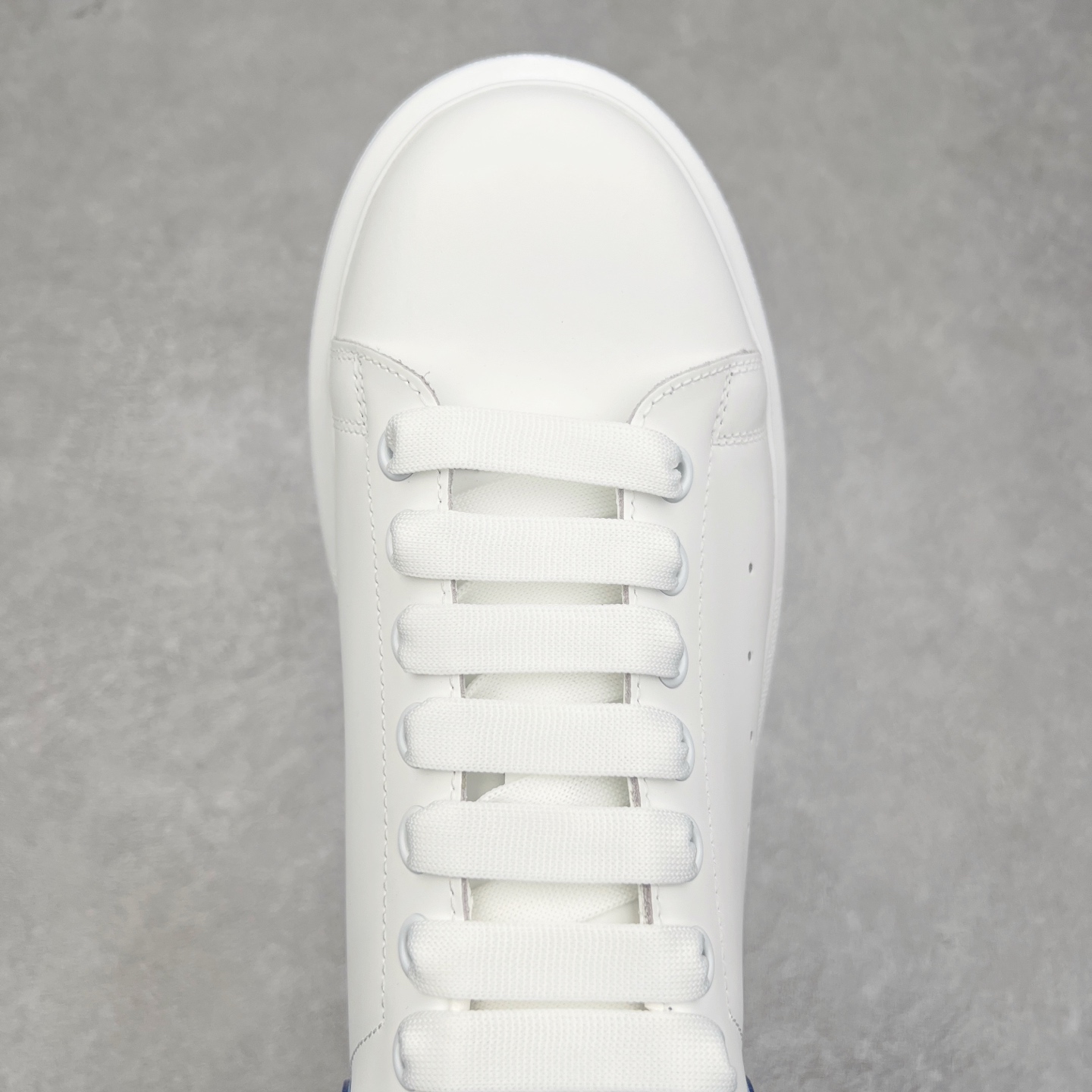 图片[4]-Alexander McQueen 亚历山大麦昆小白鞋 全套专柜包装物及配件(附送快递加固牛皮纸盒)右脚鞋面嵌入核心防伪芯片装置,秒杀市面文案版本 支持NFC原码独立扫描 采用丝绸硬质头层小牛皮鞋面材质 内外超软小羊皮贴脚透气及超软PU脚感乳胶物料鞋 外置原抽真空高密度增高底 白色光滑牛皮革系带运动鞋，圆头设计，鞋跟点缀黑色绒面革细节。搭配宽扁鞋带，鞋舌和后帮饰有 Alexander McQueen 品牌标志。阔型橡胶鞋底。运动鞋另配一副鞋带材料 100% 小牛皮 所有细节与原版一致 尺码：35 36 37 38 39 40 41 42 43 44 45-选品中心