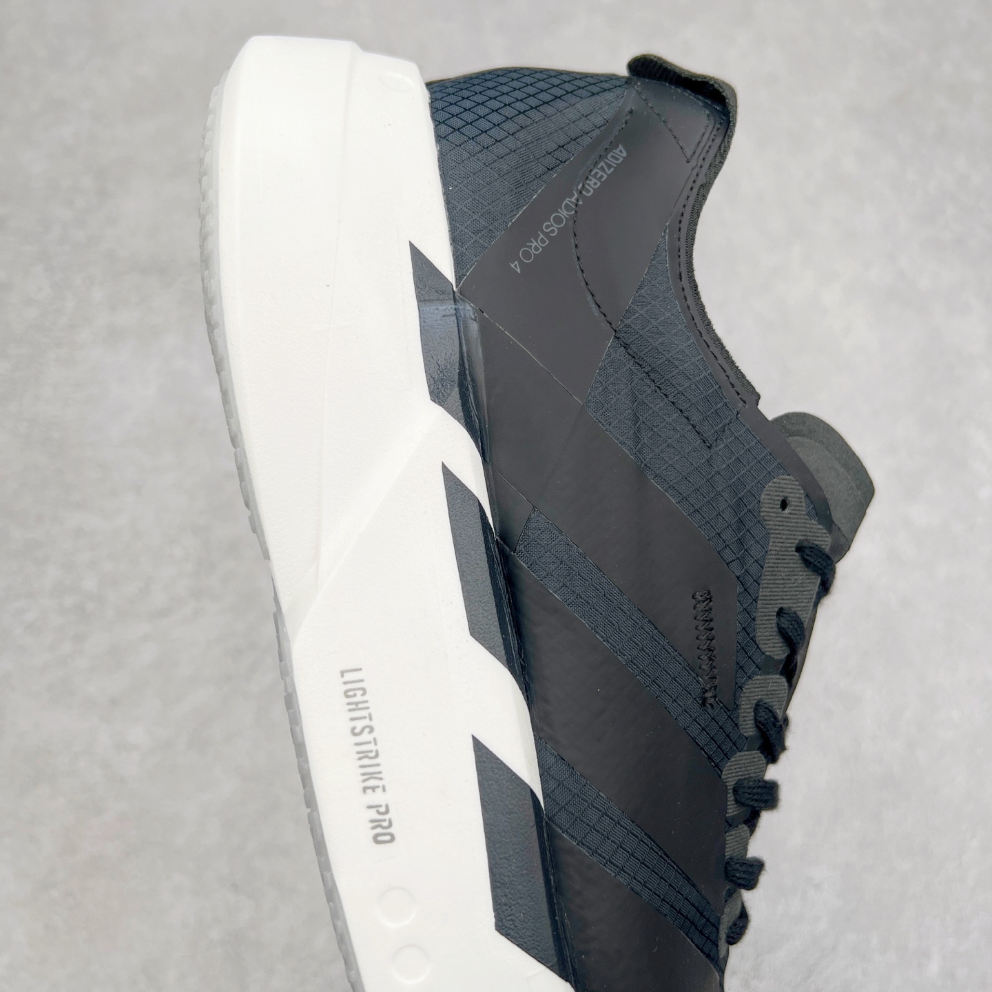 图片[6]-AD Adizero Eva SL M 零度进化版系列低帮轻便透气竞速休闲运动慢跑鞋 JR6360 相信大家对去年 adidas 横空出世的「顶级超跑」adiZero Adios Pro EVO 1 记忆犹新！不仅登顶阿迪史上最轻跑鞋宝座，更在接下来的全球马拉松赛事中，持续书写着惊人成绩，被网友戏称新一代「阿迪神鞋」全网刷屏！极简设计语言与强烈速度感和存在感的鞋侧三线，让人过目不忘，特别种草！其中定位于中长跑训练的 adidas Adizero Evo SL，整体外观造型与 adiZero Adios Pro EVO 1 非常相似。中底配置方面搭载全掌 Lightstrike Pro，鞋面采用透气网面示人，契合日常训练鞋的定位，更加耐用。外底给到了马牌橡胶，及类似上代竞速旗舰 adidas Adizero Adios Pro 3 区域分布。整体看下来无论是外观的鲜明辨识度，还是配置的扎实程度都很顶。实拍调校N版已经零色差零失真 百分百还原实物色彩所见即所得 不存在货不对板色差等低级问题 选购参考实物拍摄 不混卖不参货 只用心做好货严格选品 承诺混一赔十 尺码：36 36.5 37.5 38 38.5 39 40 40.5 41 42 42.5 43 44 44.5 45-选品中心