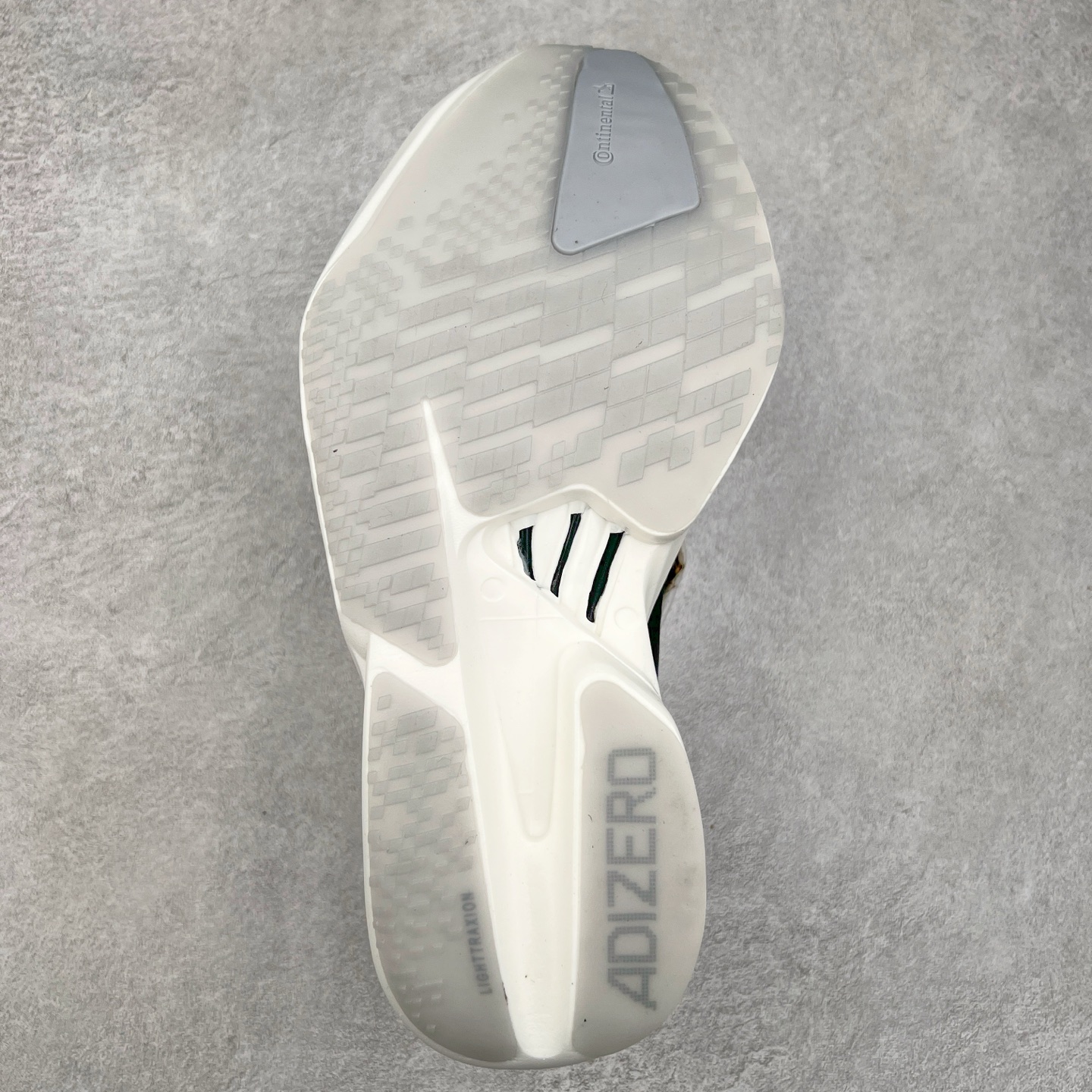 图片[9]-AD Adizero Eva SL M 零度进化版系列低帮轻便透气竞速休闲运动慢跑鞋 JR6360 相信大家对去年 adidas 横空出世的「顶级超跑」adiZero Adios Pro EVO 1 记忆犹新！不仅登顶阿迪史上最轻跑鞋宝座，更在接下来的全球马拉松赛事中，持续书写着惊人成绩，被网友戏称新一代「阿迪神鞋」全网刷屏！极简设计语言与强烈速度感和存在感的鞋侧三线，让人过目不忘，特别种草！其中定位于中长跑训练的 adidas Adizero Evo SL，整体外观造型与 adiZero Adios Pro EVO 1 非常相似。中底配置方面搭载全掌 Lightstrike Pro，鞋面采用透气网面示人，契合日常训练鞋的定位，更加耐用。外底给到了马牌橡胶，及类似上代竞速旗舰 adidas Adizero Adios Pro 3 区域分布。整体看下来无论是外观的鲜明辨识度，还是配置的扎实程度都很顶。实拍调校N版已经零色差零失真 百分百还原实物色彩所见即所得 不存在货不对板色差等低级问题 选购参考实物拍摄 不混卖不参货 只用心做好货严格选品 承诺混一赔十 尺码：36 36.5 37.5 38 38.5 39 40 40.5 41 42 42.5 43 44 44.5 45-选品中心