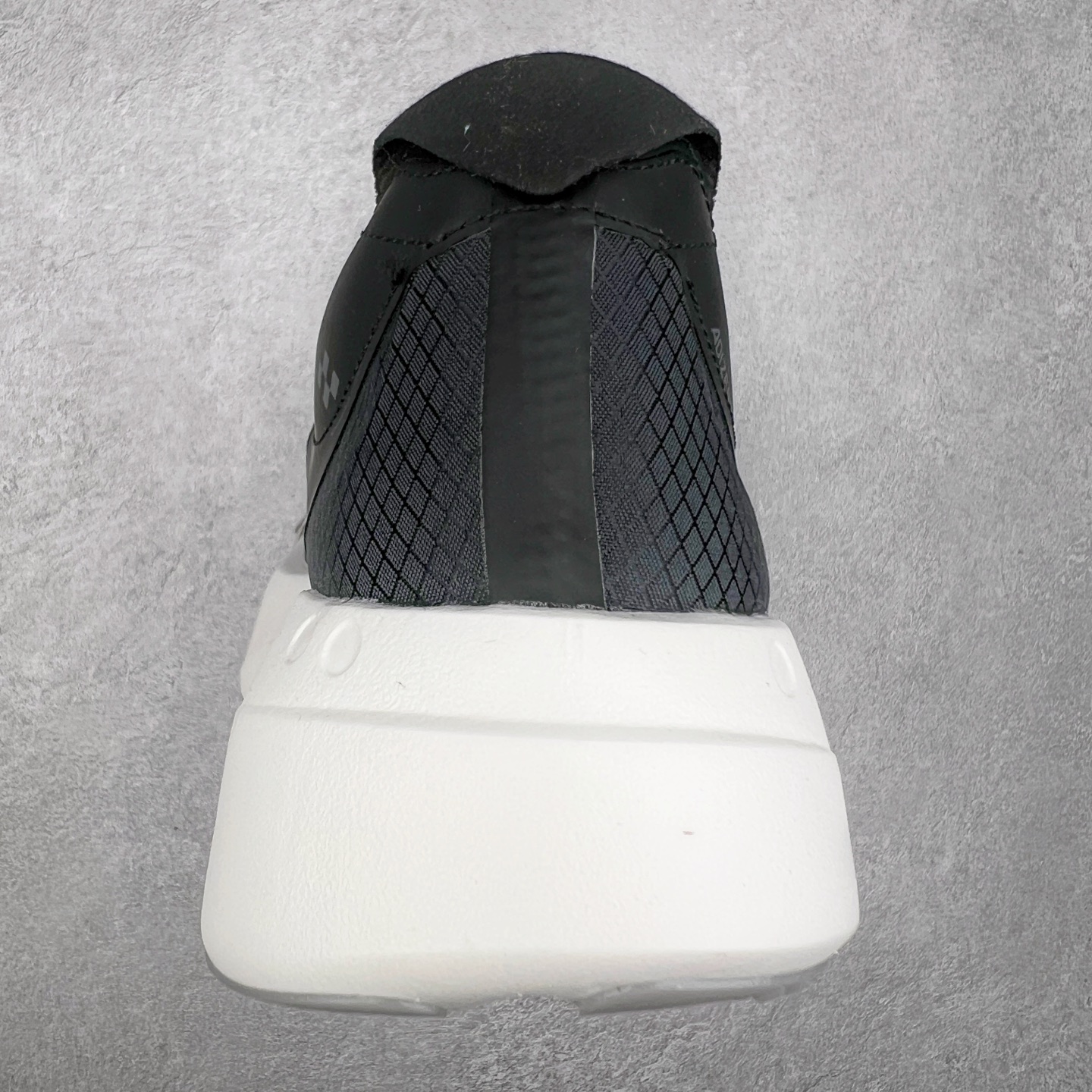 图片[8]-AD Adizero Eva SL M 零度进化版系列低帮轻便透气竞速休闲运动慢跑鞋 JR6360 相信大家对去年 adidas 横空出世的「顶级超跑」adiZero Adios Pro EVO 1 记忆犹新！不仅登顶阿迪史上最轻跑鞋宝座，更在接下来的全球马拉松赛事中，持续书写着惊人成绩，被网友戏称新一代「阿迪神鞋」全网刷屏！极简设计语言与强烈速度感和存在感的鞋侧三线，让人过目不忘，特别种草！其中定位于中长跑训练的 adidas Adizero Evo SL，整体外观造型与 adiZero Adios Pro EVO 1 非常相似。中底配置方面搭载全掌 Lightstrike Pro，鞋面采用透气网面示人，契合日常训练鞋的定位，更加耐用。外底给到了马牌橡胶，及类似上代竞速旗舰 adidas Adizero Adios Pro 3 区域分布。整体看下来无论是外观的鲜明辨识度，还是配置的扎实程度都很顶。实拍调校N版已经零色差零失真 百分百还原实物色彩所见即所得 不存在货不对板色差等低级问题 选购参考实物拍摄 不混卖不参货 只用心做好货严格选品 承诺混一赔十 尺码：36 36.5 37.5 38 38.5 39 40 40.5 41 42 42.5 43 44 44.5 45-选品中心