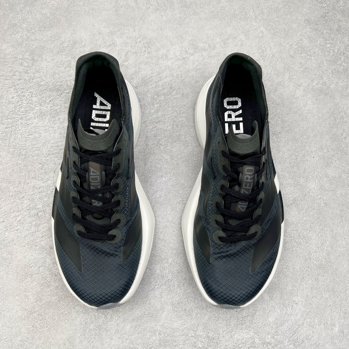 图片[2]-AD Adizero Eva SL M 零度进化版系列低帮轻便透气竞速休闲运动慢跑鞋 JR6360 相信大家对去年 adidas 横空出世的「顶级超跑」adiZero Adios Pro EVO 1 记忆犹新！不仅登顶阿迪史上最轻跑鞋宝座，更在接下来的全球马拉松赛事中，持续书写着惊人成绩，被网友戏称新一代「阿迪神鞋」全网刷屏！极简设计语言与强烈速度感和存在感的鞋侧三线，让人过目不忘，特别种草！其中定位于中长跑训练的 adidas Adizero Evo SL，整体外观造型与 adiZero Adios Pro EVO 1 非常相似。中底配置方面搭载全掌 Lightstrike Pro，鞋面采用透气网面示人，契合日常训练鞋的定位，更加耐用。外底给到了马牌橡胶，及类似上代竞速旗舰 adidas Adizero Adios Pro 3 区域分布。整体看下来无论是外观的鲜明辨识度，还是配置的扎实程度都很顶。实拍调校N版已经零色差零失真 百分百还原实物色彩所见即所得 不存在货不对板色差等低级问题 选购参考实物拍摄 不混卖不参货 只用心做好货严格选品 承诺混一赔十 尺码：36 36.5 37.5 38 38.5 39 40 40.5 41 42 42.5 43 44 44.5 45-选品中心