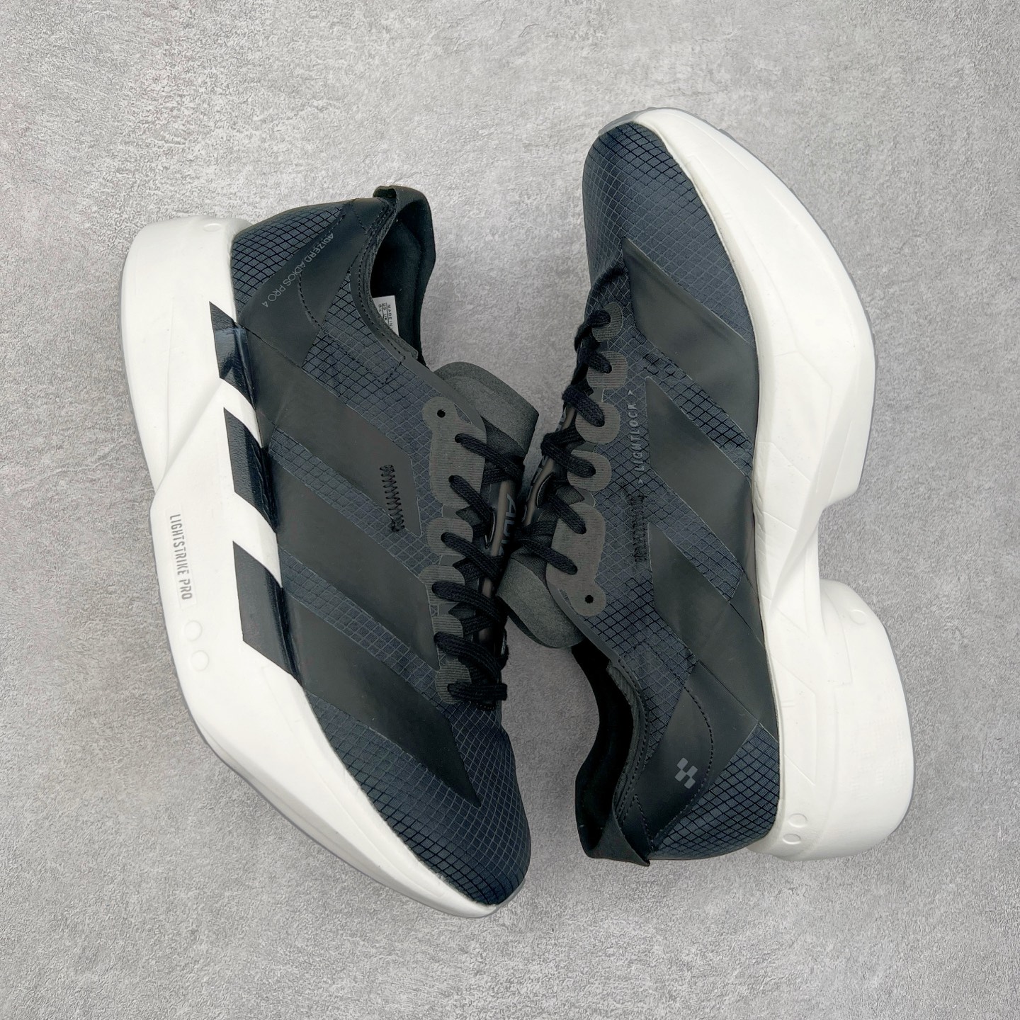 图片[3]-AD Adizero Eva SL M 零度进化版系列低帮轻便透气竞速休闲运动慢跑鞋 JR6360 相信大家对去年 adidas 横空出世的「顶级超跑」adiZero Adios Pro EVO 1 记忆犹新！不仅登顶阿迪史上最轻跑鞋宝座，更在接下来的全球马拉松赛事中，持续书写着惊人成绩，被网友戏称新一代「阿迪神鞋」全网刷屏！极简设计语言与强烈速度感和存在感的鞋侧三线，让人过目不忘，特别种草！其中定位于中长跑训练的 adidas Adizero Evo SL，整体外观造型与 adiZero Adios Pro EVO 1 非常相似。中底配置方面搭载全掌 Lightstrike Pro，鞋面采用透气网面示人，契合日常训练鞋的定位，更加耐用。外底给到了马牌橡胶，及类似上代竞速旗舰 adidas Adizero Adios Pro 3 区域分布。整体看下来无论是外观的鲜明辨识度，还是配置的扎实程度都很顶。实拍调校N版已经零色差零失真 百分百还原实物色彩所见即所得 不存在货不对板色差等低级问题 选购参考实物拍摄 不混卖不参货 只用心做好货严格选品 承诺混一赔十 尺码：36 36.5 37.5 38 38.5 39 40 40.5 41 42 42.5 43 44 44.5 45-选品中心