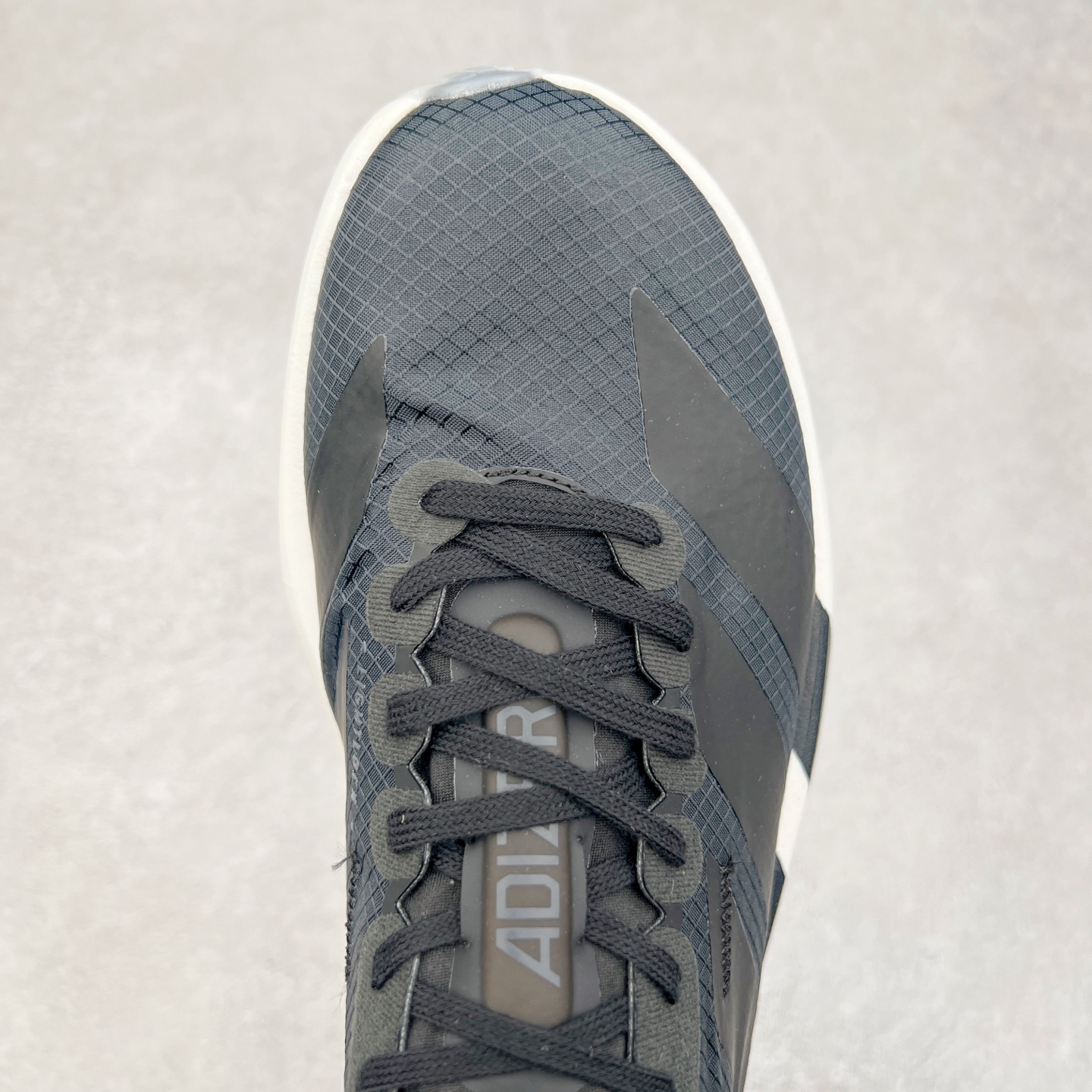 图片[4]-AD Adizero Eva SL M 零度进化版系列低帮轻便透气竞速休闲运动慢跑鞋 JR6360 相信大家对去年 adidas 横空出世的「顶级超跑」adiZero Adios Pro EVO 1 记忆犹新！不仅登顶阿迪史上最轻跑鞋宝座，更在接下来的全球马拉松赛事中，持续书写着惊人成绩，被网友戏称新一代「阿迪神鞋」全网刷屏！极简设计语言与强烈速度感和存在感的鞋侧三线，让人过目不忘，特别种草！其中定位于中长跑训练的 adidas Adizero Evo SL，整体外观造型与 adiZero Adios Pro EVO 1 非常相似。中底配置方面搭载全掌 Lightstrike Pro，鞋面采用透气网面示人，契合日常训练鞋的定位，更加耐用。外底给到了马牌橡胶，及类似上代竞速旗舰 adidas Adizero Adios Pro 3 区域分布。整体看下来无论是外观的鲜明辨识度，还是配置的扎实程度都很顶。实拍调校N版已经零色差零失真 百分百还原实物色彩所见即所得 不存在货不对板色差等低级问题 选购参考实物拍摄 不混卖不参货 只用心做好货严格选品 承诺混一赔十 尺码：36 36.5 37.5 38 38.5 39 40 40.5 41 42 42.5 43 44 44.5 45-选品中心