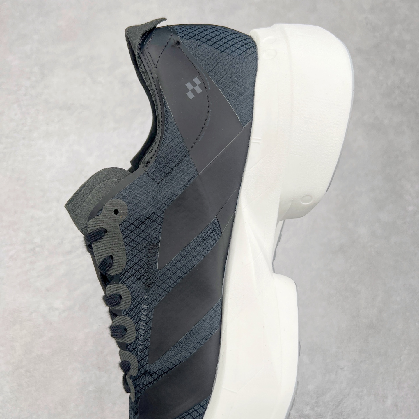 图片[7]-AD Adizero Eva SL M 零度进化版系列低帮轻便透气竞速休闲运动慢跑鞋 JR6360 相信大家对去年 adidas 横空出世的「顶级超跑」adiZero Adios Pro EVO 1 记忆犹新！不仅登顶阿迪史上最轻跑鞋宝座，更在接下来的全球马拉松赛事中，持续书写着惊人成绩，被网友戏称新一代「阿迪神鞋」全网刷屏！极简设计语言与强烈速度感和存在感的鞋侧三线，让人过目不忘，特别种草！其中定位于中长跑训练的 adidas Adizero Evo SL，整体外观造型与 adiZero Adios Pro EVO 1 非常相似。中底配置方面搭载全掌 Lightstrike Pro，鞋面采用透气网面示人，契合日常训练鞋的定位，更加耐用。外底给到了马牌橡胶，及类似上代竞速旗舰 adidas Adizero Adios Pro 3 区域分布。整体看下来无论是外观的鲜明辨识度，还是配置的扎实程度都很顶。实拍调校N版已经零色差零失真 百分百还原实物色彩所见即所得 不存在货不对板色差等低级问题 选购参考实物拍摄 不混卖不参货 只用心做好货严格选品 承诺混一赔十 尺码：36 36.5 37.5 38 38.5 39 40 40.5 41 42 42.5 43 44 44.5 45-选品中心