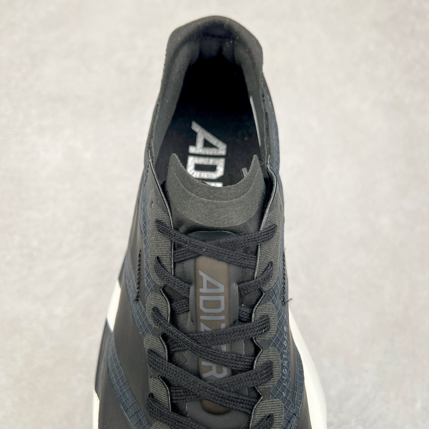 图片[5]-AD Adizero Eva SL M 零度进化版系列低帮轻便透气竞速休闲运动慢跑鞋 JR6360 相信大家对去年 adidas 横空出世的「顶级超跑」adiZero Adios Pro EVO 1 记忆犹新！不仅登顶阿迪史上最轻跑鞋宝座，更在接下来的全球马拉松赛事中，持续书写着惊人成绩，被网友戏称新一代「阿迪神鞋」全网刷屏！极简设计语言与强烈速度感和存在感的鞋侧三线，让人过目不忘，特别种草！其中定位于中长跑训练的 adidas Adizero Evo SL，整体外观造型与 adiZero Adios Pro EVO 1 非常相似。中底配置方面搭载全掌 Lightstrike Pro，鞋面采用透气网面示人，契合日常训练鞋的定位，更加耐用。外底给到了马牌橡胶，及类似上代竞速旗舰 adidas Adizero Adios Pro 3 区域分布。整体看下来无论是外观的鲜明辨识度，还是配置的扎实程度都很顶。实拍调校N版已经零色差零失真 百分百还原实物色彩所见即所得 不存在货不对板色差等低级问题 选购参考实物拍摄 不混卖不参货 只用心做好货严格选品 承诺混一赔十 尺码：36 36.5 37.5 38 38.5 39 40 40.5 41 42 42.5 43 44 44.5 45-选品中心