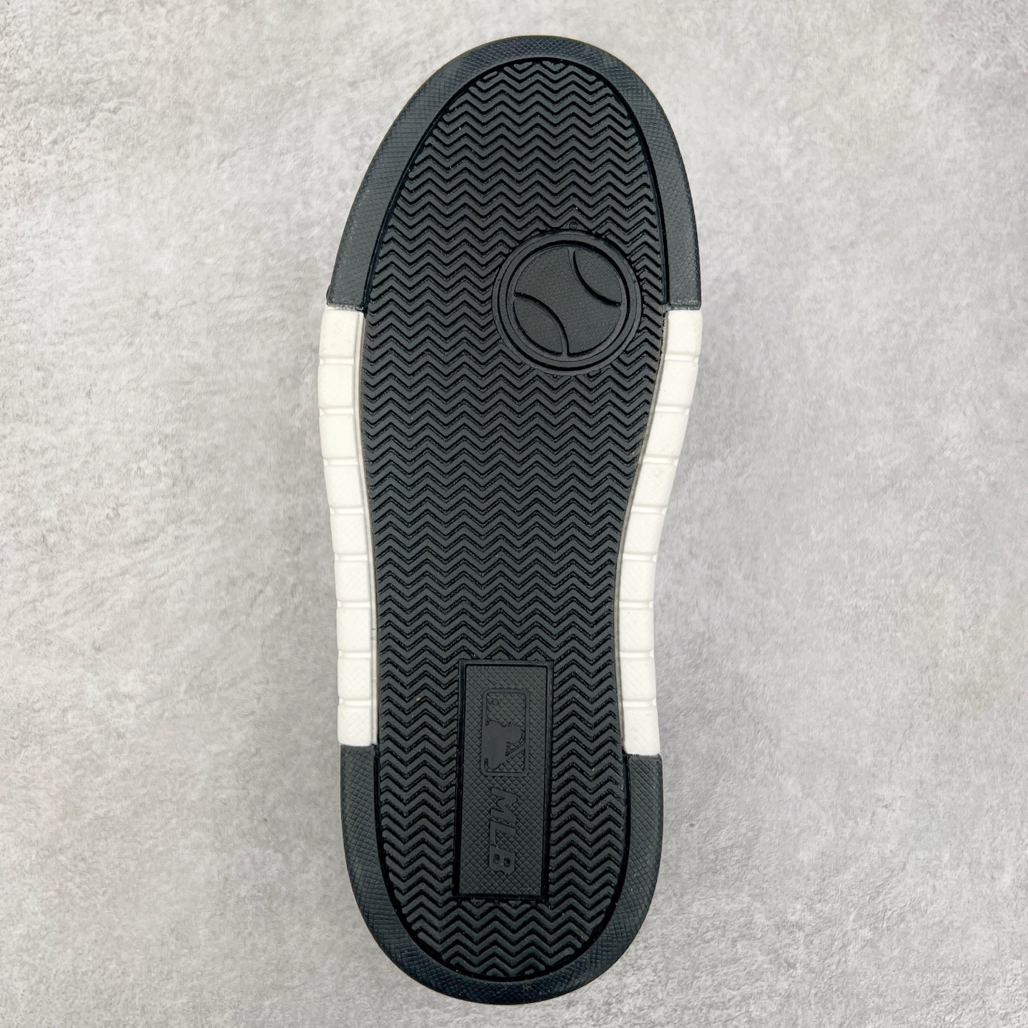 图片[9]-MLB Chunky Liner Basic 复古印花学长鞋系列低帮轻量增高厚底百搭休闲运动慢跑鞋板鞋 Korea韩国联名NY美国榄球纽约洋基队限定 韩国代购专供 全套原楦原纸板原厂数据开发 正确中底拉帮中底网布细节 平台代购专供 左脚内置芯片 韩国代购吊牌标贴 独家一比一RB+MD组合大底 高频后跟小人Logo精准对位立体饱满 正确网布加超迁鞋面 转印中底走线紧密 转印Logo工艺表层防刮不掉色 尺码：35 36 36.5 37.5 38 38.5 39 40 40.5 41 42 42.5 43 44 45-选品中心