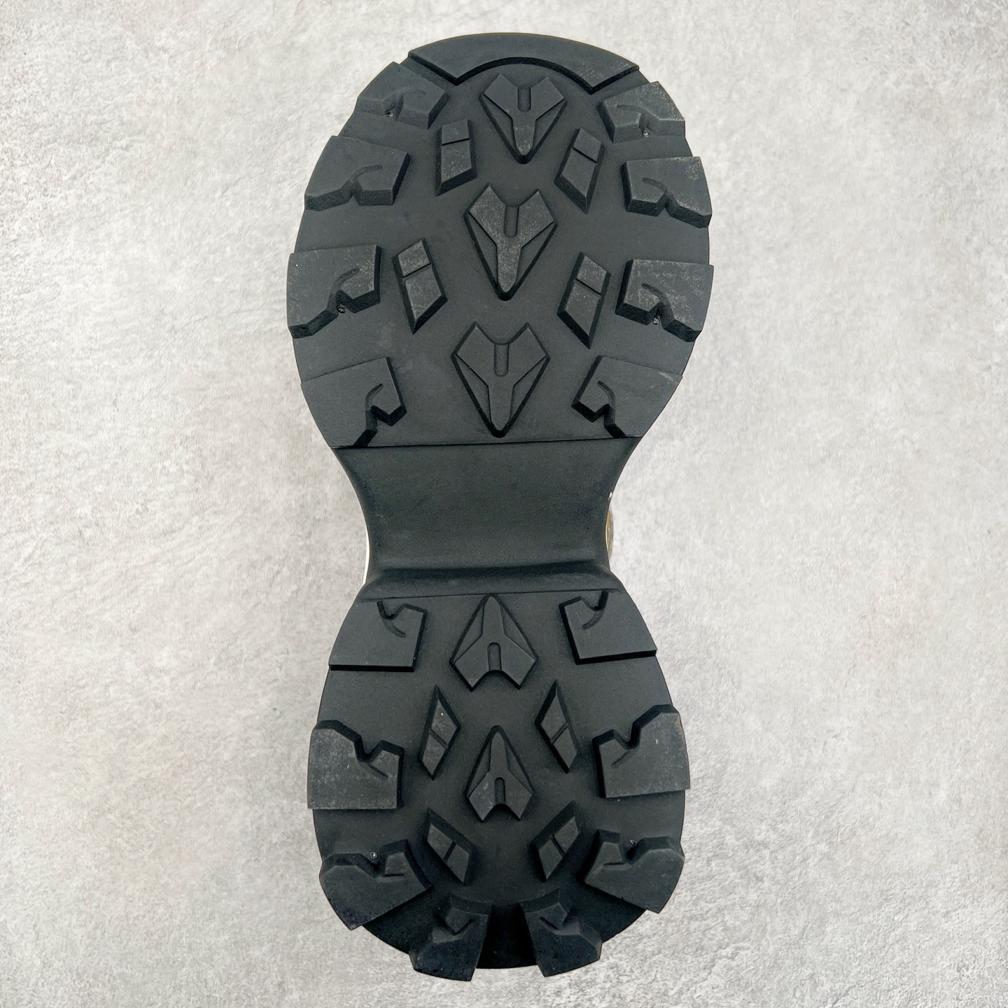 图片[9]-GG-CC Chunky Low白鹿同款独星球 2024新款GGCC低帮复古厚底增高老爹鞋 时髦look轻松定格 不费力展现率性氛围 原版正确大底 高档银盒 酷帅机能风不规则设计大底 8CM 增高厚底 大长腿既视感轻松拿捏 货号：G24X9833 尺码：35 36 37 38 39 40-选品中心