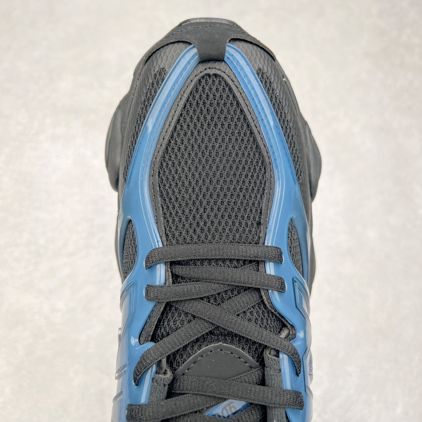 图片[4]-New Balance NB9060 复古运动鞋 新百伦又带来了新鞋型 并且是与芝加哥街头品牌 Joe Freshgoods 的联名款 鞋身主体采用了类似 990 系列的设计风格 与传统复古慢跑鞋区别不大 最大的变化就是鞋底部分 在传统设计的中底外层 增加了多个分区的模块 圆润的线条设计与我们熟悉的 New Balance 风格截然不同 但与同样充满弧形线条的鞋面搭配 看起来毫无违和感 尺码：36-45-选品中心