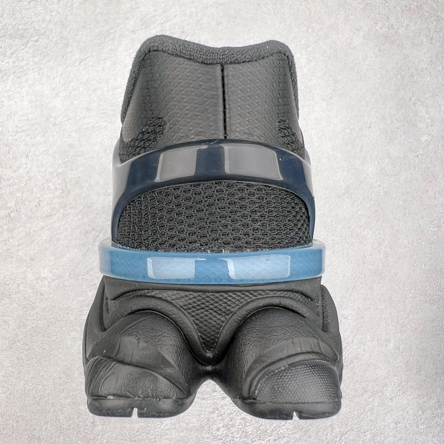 图片[8]-New Balance NB9060 复古运动鞋 新百伦又带来了新鞋型 并且是与芝加哥街头品牌 Joe Freshgoods 的联名款 鞋身主体采用了类似 990 系列的设计风格 与传统复古慢跑鞋区别不大 最大的变化就是鞋底部分 在传统设计的中底外层 增加了多个分区的模块 圆润的线条设计与我们熟悉的 New Balance 风格截然不同 但与同样充满弧形线条的鞋面搭配 看起来毫无违和感 尺码：36-45-选品中心