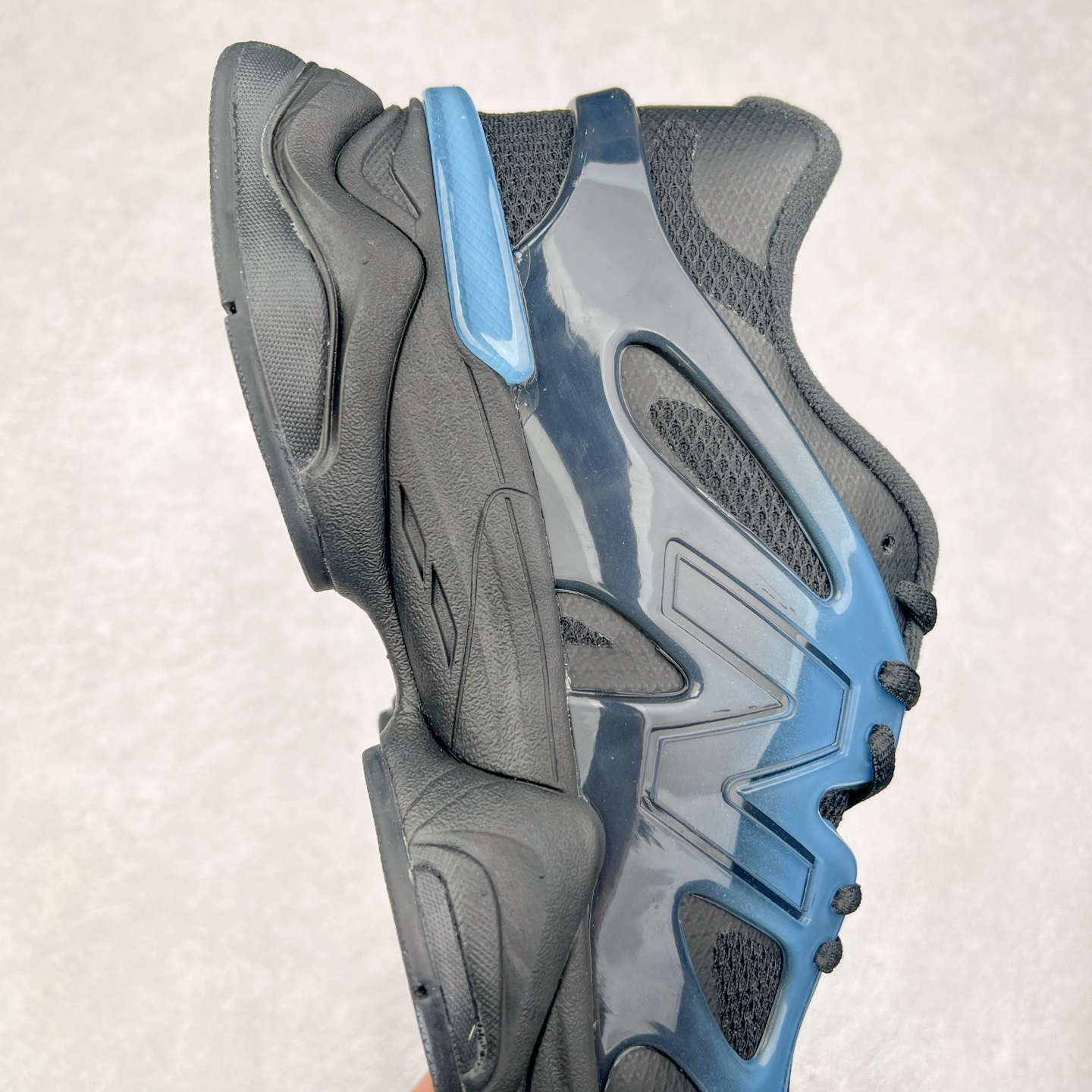 图片[6]-New Balance NB9060 复古运动鞋 新百伦又带来了新鞋型 并且是与芝加哥街头品牌 Joe Freshgoods 的联名款 鞋身主体采用了类似 990 系列的设计风格 与传统复古慢跑鞋区别不大 最大的变化就是鞋底部分 在传统设计的中底外层 增加了多个分区的模块 圆润的线条设计与我们熟悉的 New Balance 风格截然不同 但与同样充满弧形线条的鞋面搭配 看起来毫无违和感 尺码：36-45-选品中心