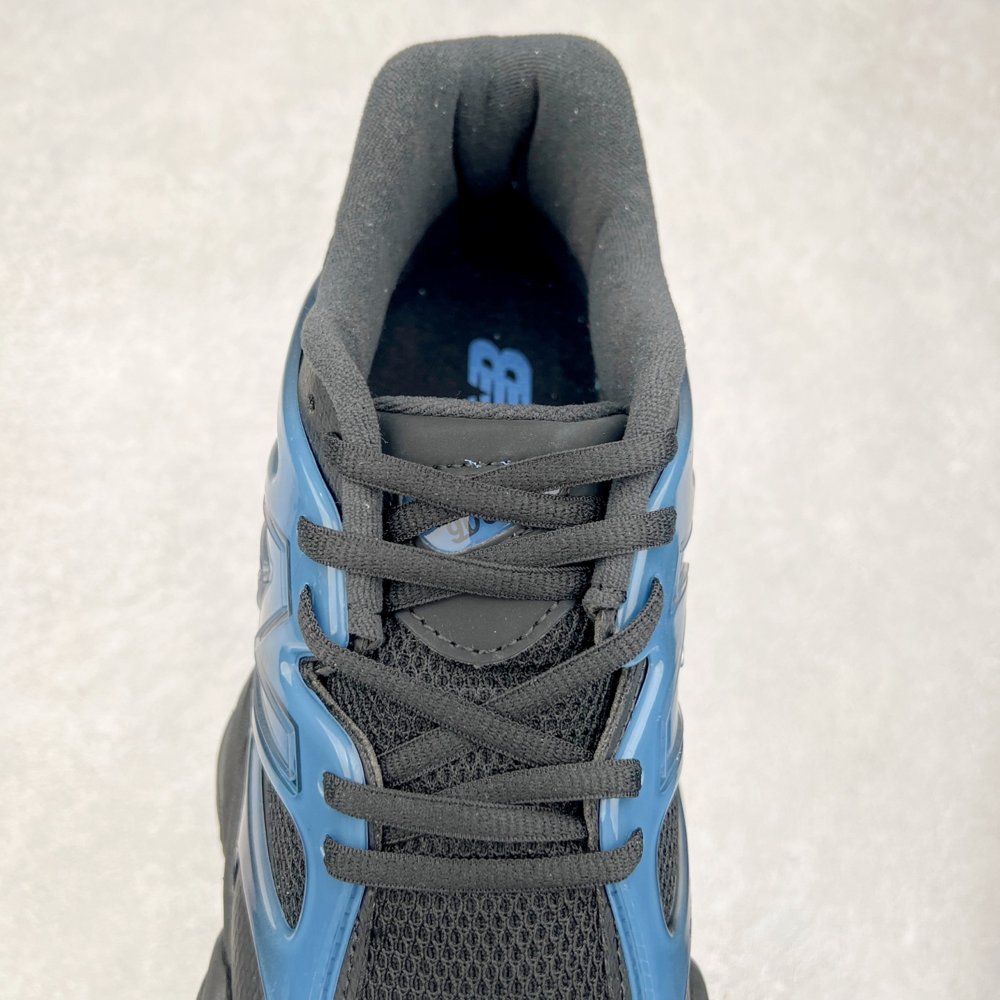 图片[5]-New Balance NB9060 复古运动鞋 新百伦又带来了新鞋型 并且是与芝加哥街头品牌 Joe Freshgoods 的联名款 鞋身主体采用了类似 990 系列的设计风格 与传统复古慢跑鞋区别不大 最大的变化就是鞋底部分 在传统设计的中底外层 增加了多个分区的模块 圆润的线条设计与我们熟悉的 New Balance 风格截然不同 但与同样充满弧形线条的鞋面搭配 看起来毫无违和感 尺码：36-45-选品中心