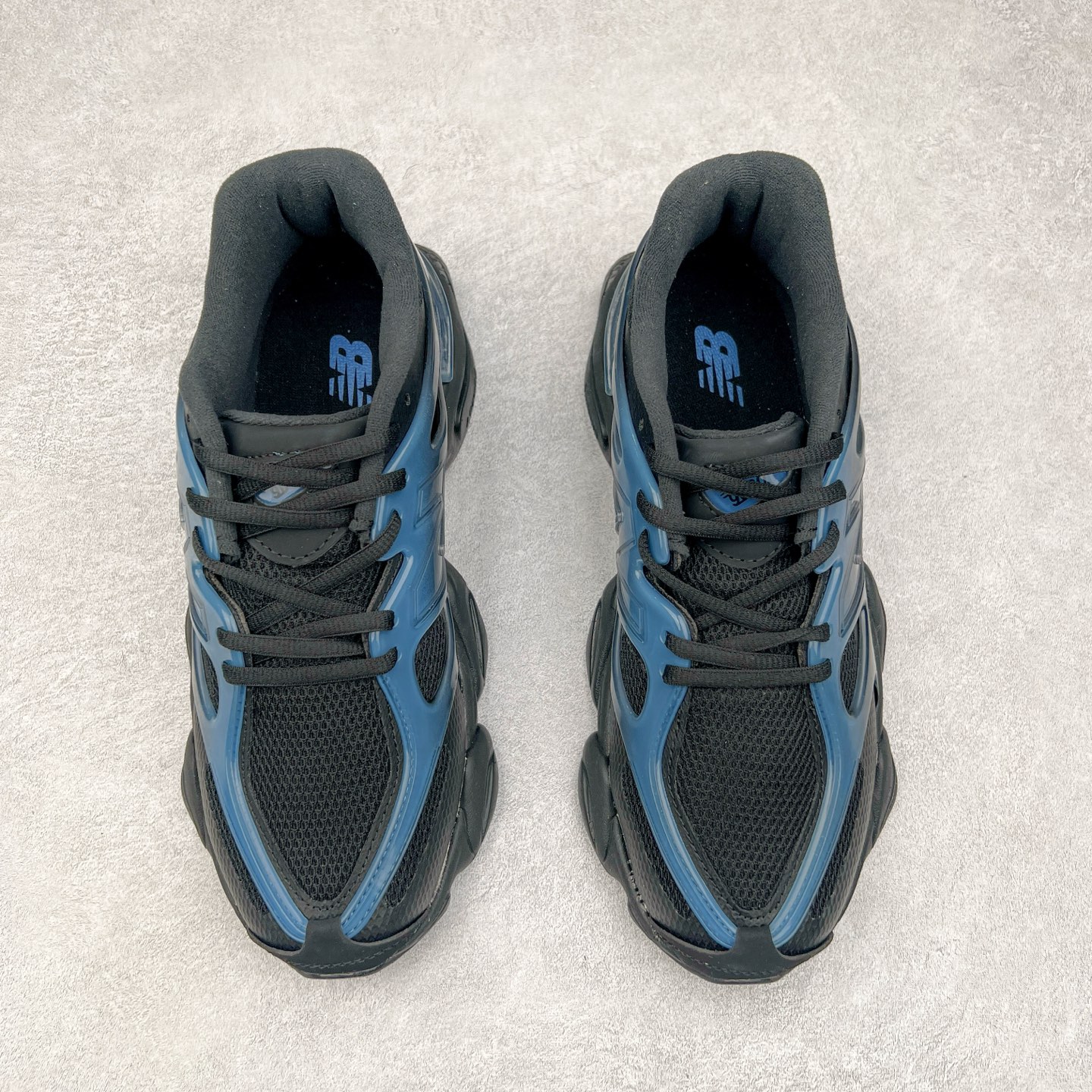 图片[2]-New Balance NB9060 复古运动鞋 新百伦又带来了新鞋型 并且是与芝加哥街头品牌 Joe Freshgoods 的联名款 鞋身主体采用了类似 990 系列的设计风格 与传统复古慢跑鞋区别不大 最大的变化就是鞋底部分 在传统设计的中底外层 增加了多个分区的模块 圆润的线条设计与我们熟悉的 New Balance 风格截然不同 但与同样充满弧形线条的鞋面搭配 看起来毫无违和感 尺码：36-45-选品中心