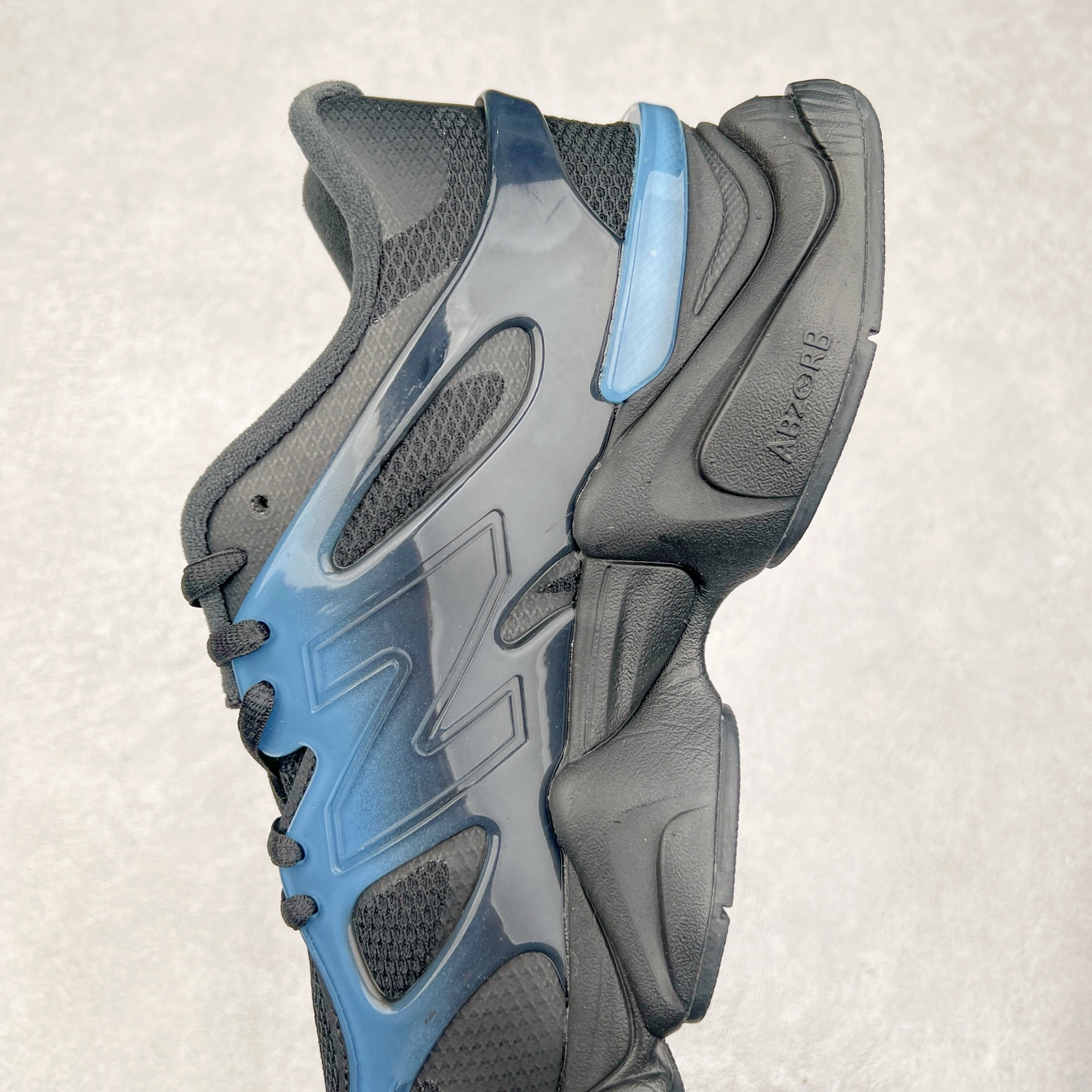 图片[7]-New Balance NB9060 复古运动鞋 新百伦又带来了新鞋型 并且是与芝加哥街头品牌 Joe Freshgoods 的联名款 鞋身主体采用了类似 990 系列的设计风格 与传统复古慢跑鞋区别不大 最大的变化就是鞋底部分 在传统设计的中底外层 增加了多个分区的模块 圆润的线条设计与我们熟悉的 New Balance 风格截然不同 但与同样充满弧形线条的鞋面搭配 看起来毫无违和感 尺码：36-45-选品中心