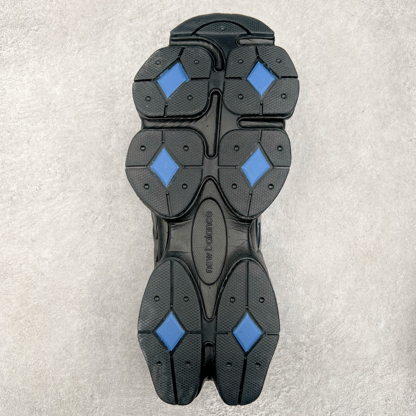 图片[9]-New Balance NB9060 复古运动鞋 新百伦又带来了新鞋型 并且是与芝加哥街头品牌 Joe Freshgoods 的联名款 鞋身主体采用了类似 990 系列的设计风格 与传统复古慢跑鞋区别不大 最大的变化就是鞋底部分 在传统设计的中底外层 增加了多个分区的模块 圆润的线条设计与我们熟悉的 New Balance 风格截然不同 但与同样充满弧形线条的鞋面搭配 看起来毫无违和感 尺码：36-45-选品中心