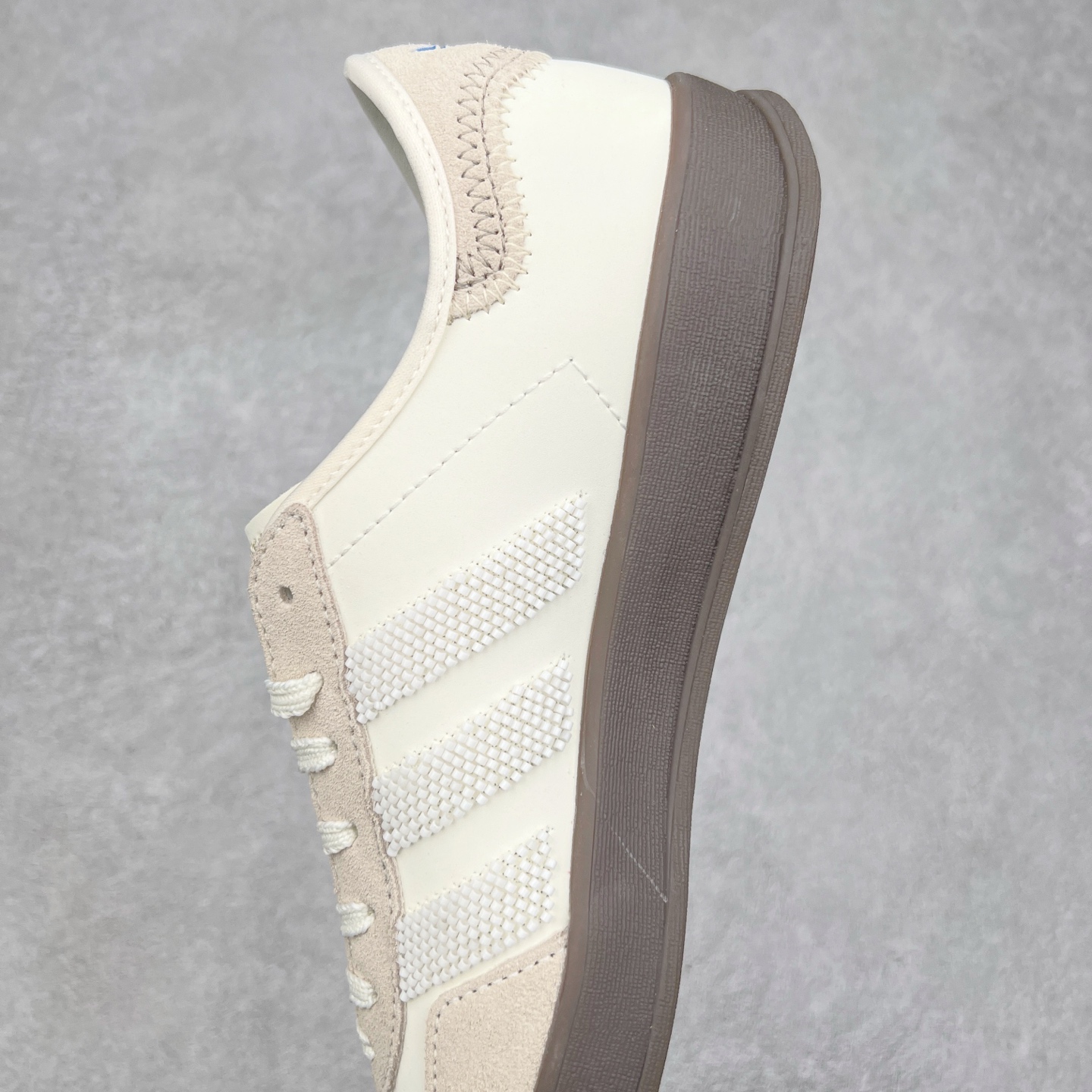 图片[7]-AD Gazelle Indoor Trainers 羚羊内训系列低帮复古百搭休闲运动德训风板鞋 IH3719 90年代经典的复刻版！自60年代以足球训练鞋面世以来,Gazelle就以其经典设计席卷全球。1991年版本的复刻,再造经典Gazelle。采用皮革打造,搭配浊色细节,让这款经典更加简约。实拍调校N版已经零色差零失真 百分百还原实物色彩所见即所得 不存在货不对板色差等低级问题 选购参考实物拍摄 不混卖不参货 只用心做好货严格选品 承诺混一赔十 尺码：36 36.5 37.5 38 38.5 39 40 40.5 41 42 42.5 43 44 44.5 45-选品中心