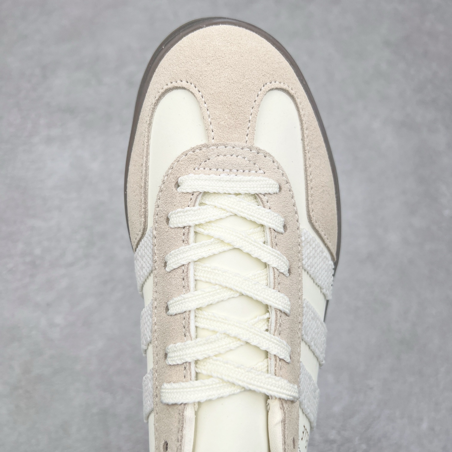 图片[4]-AD Gazelle Indoor Trainers 羚羊内训系列低帮复古百搭休闲运动德训风板鞋 IH3719 90年代经典的复刻版！自60年代以足球训练鞋面世以来,Gazelle就以其经典设计席卷全球。1991年版本的复刻,再造经典Gazelle。采用皮革打造,搭配浊色细节,让这款经典更加简约。实拍调校N版已经零色差零失真 百分百还原实物色彩所见即所得 不存在货不对板色差等低级问题 选购参考实物拍摄 不混卖不参货 只用心做好货严格选品 承诺混一赔十 尺码：36 36.5 37.5 38 38.5 39 40 40.5 41 42 42.5 43 44 44.5 45-选品中心