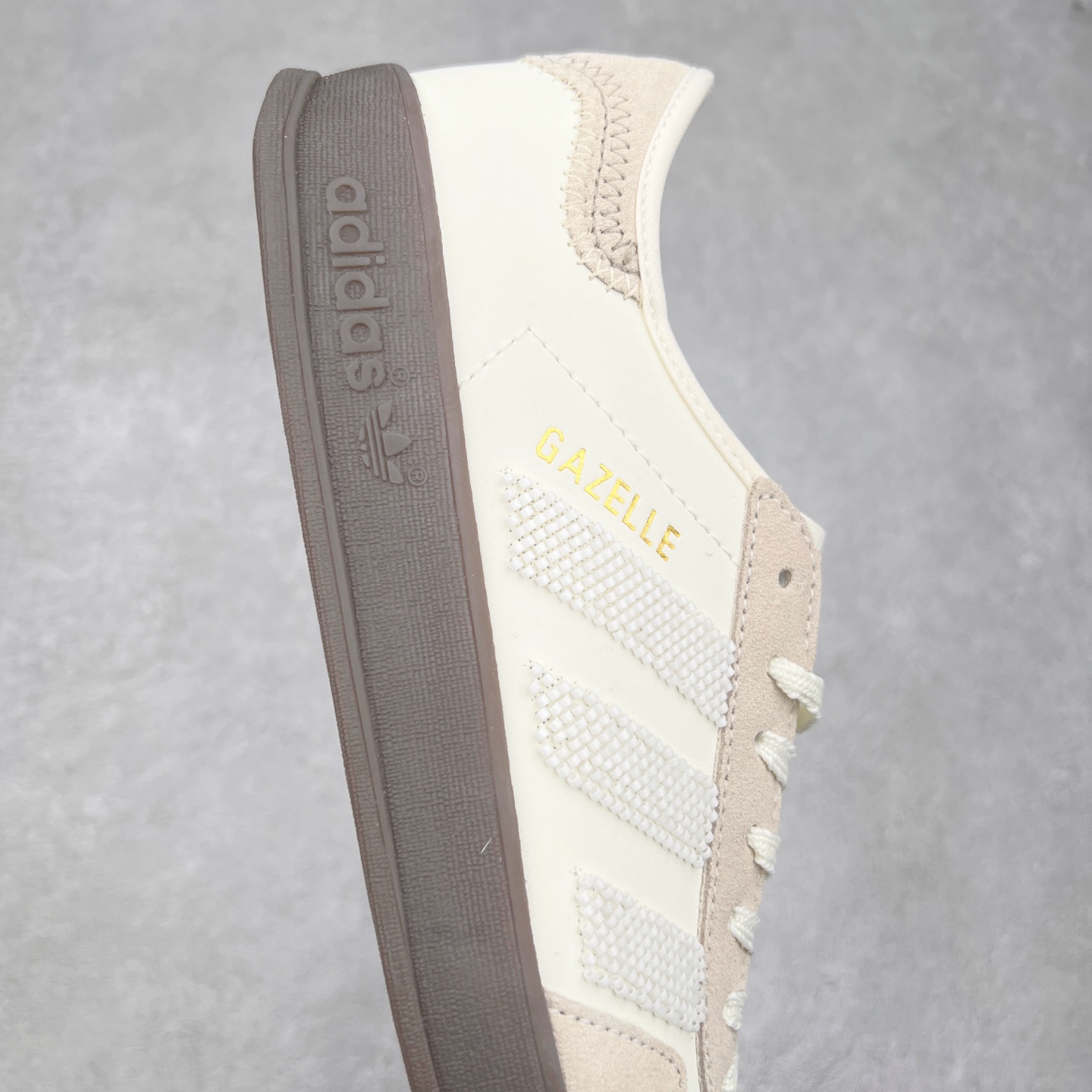 图片[6]-AD Gazelle Indoor Trainers 羚羊内训系列低帮复古百搭休闲运动德训风板鞋 IH3719 90年代经典的复刻版！自60年代以足球训练鞋面世以来,Gazelle就以其经典设计席卷全球。1991年版本的复刻,再造经典Gazelle。采用皮革打造,搭配浊色细节,让这款经典更加简约。实拍调校N版已经零色差零失真 百分百还原实物色彩所见即所得 不存在货不对板色差等低级问题 选购参考实物拍摄 不混卖不参货 只用心做好货严格选品 承诺混一赔十 尺码：36 36.5 37.5 38 38.5 39 40 40.5 41 42 42.5 43 44 44.5 45-选品中心