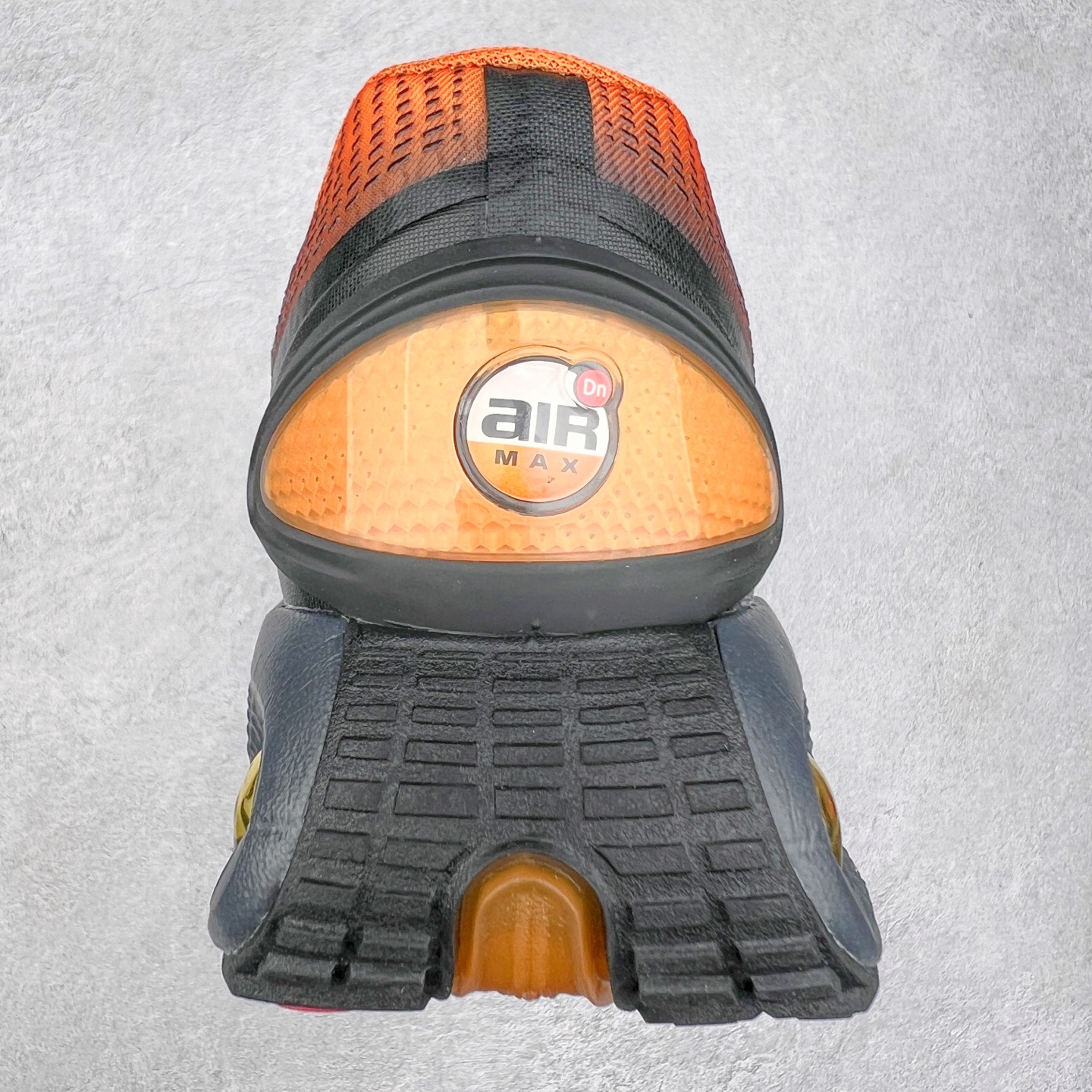 图片[8]-NK Air Max DN系列低帮豆荚型气垫百搭休闲运动慢跑鞋 HQ3732-003 Air Max 科技最初于 1986 年推出，是NK的首款气垫鞋款，这个缓震技术彻底改变了人们对运动鞋的认知。在 Nike 的众多缓震科技中也有着自己绝对的地位。除了技术层面的创新，Air Max 还具有深厚的文化内涵。它所代表的青年文化、前卫风格和反叛精神，使其成为了一种时尚和潮流的象征。为了纪念这个具有里程碑意义的技术，Nike 在每年的 3 月 26 日定为「Air Max Day」。近日，Nike 露出了一款全新的鞋型——Air Max DN。这款鞋不仅具有时尚的外观，还融合了许多经典的 Air Max 设计和元素，同时展现了一些新的创意。设计灵感源自经典 Air Max 97 和 Air Max Plus 的元素。鞋面的条纹设计和后跟的标志都在向这些经典鞋款致敬。最大亮点是 Air Max 气垫的造型，它以神似豆荚的造型呈现，分为四个分区圆形开窗，带来极高的辨识度。Air Max DN 采用了纯黑配色覆面，搭配白色虚线和紫色点缀，营造出一种低调而时尚的外观。鞋面采用织物材质打造，提供舒适的穿着体验。全新 Nike Air Max DN 除了图中的配色外，还将有荧光绿、白银、黑银、皇家蓝、酷灰、黑色等六款新配色登场。具体发售信息感兴趣的朋友可以持续关注。尺码：36 36.5 37.5 38 38.5 39 40 40.5 41 42 42.5 43 44 44.5 45-选品中心