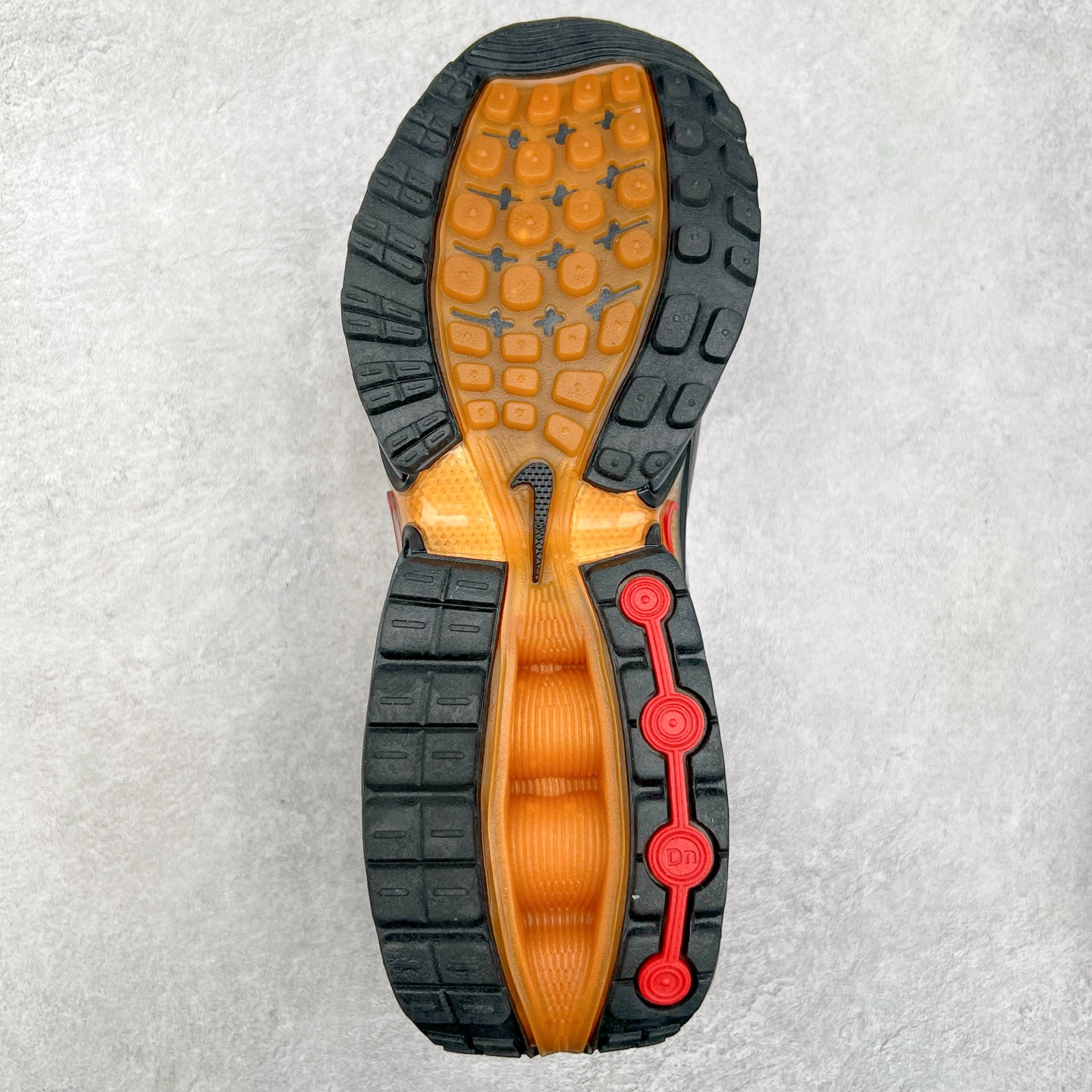 图片[9]-NK Air Max DN系列低帮豆荚型气垫百搭休闲运动慢跑鞋 HQ3732-003 Air Max 科技最初于 1986 年推出，是NK的首款气垫鞋款，这个缓震技术彻底改变了人们对运动鞋的认知。在 Nike 的众多缓震科技中也有着自己绝对的地位。除了技术层面的创新，Air Max 还具有深厚的文化内涵。它所代表的青年文化、前卫风格和反叛精神，使其成为了一种时尚和潮流的象征。为了纪念这个具有里程碑意义的技术，Nike 在每年的 3 月 26 日定为「Air Max Day」。近日，Nike 露出了一款全新的鞋型——Air Max DN。这款鞋不仅具有时尚的外观，还融合了许多经典的 Air Max 设计和元素，同时展现了一些新的创意。设计灵感源自经典 Air Max 97 和 Air Max Plus 的元素。鞋面的条纹设计和后跟的标志都在向这些经典鞋款致敬。最大亮点是 Air Max 气垫的造型，它以神似豆荚的造型呈现，分为四个分区圆形开窗，带来极高的辨识度。Air Max DN 采用了纯黑配色覆面，搭配白色虚线和紫色点缀，营造出一种低调而时尚的外观。鞋面采用织物材质打造，提供舒适的穿着体验。全新 Nike Air Max DN 除了图中的配色外，还将有荧光绿、白银、黑银、皇家蓝、酷灰、黑色等六款新配色登场。具体发售信息感兴趣的朋友可以持续关注。尺码：36 36.5 37.5 38 38.5 39 40 40.5 41 42 42.5 43 44 44.5 45-选品中心