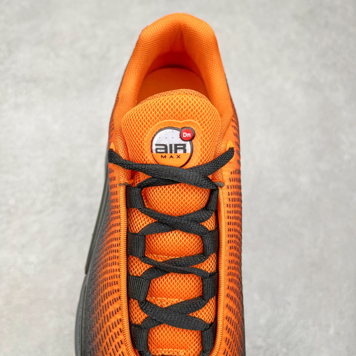 图片[5]-NK Air Max DN系列低帮豆荚型气垫百搭休闲运动慢跑鞋 HQ3732-003 Air Max 科技最初于 1986 年推出，是NK的首款气垫鞋款，这个缓震技术彻底改变了人们对运动鞋的认知。在 Nike 的众多缓震科技中也有着自己绝对的地位。除了技术层面的创新，Air Max 还具有深厚的文化内涵。它所代表的青年文化、前卫风格和反叛精神，使其成为了一种时尚和潮流的象征。为了纪念这个具有里程碑意义的技术，Nike 在每年的 3 月 26 日定为「Air Max Day」。近日，Nike 露出了一款全新的鞋型——Air Max DN。这款鞋不仅具有时尚的外观，还融合了许多经典的 Air Max 设计和元素，同时展现了一些新的创意。设计灵感源自经典 Air Max 97 和 Air Max Plus 的元素。鞋面的条纹设计和后跟的标志都在向这些经典鞋款致敬。最大亮点是 Air Max 气垫的造型，它以神似豆荚的造型呈现，分为四个分区圆形开窗，带来极高的辨识度。Air Max DN 采用了纯黑配色覆面，搭配白色虚线和紫色点缀，营造出一种低调而时尚的外观。鞋面采用织物材质打造，提供舒适的穿着体验。全新 Nike Air Max DN 除了图中的配色外，还将有荧光绿、白银、黑银、皇家蓝、酷灰、黑色等六款新配色登场。具体发售信息感兴趣的朋友可以持续关注。尺码：36 36.5 37.5 38 38.5 39 40 40.5 41 42 42.5 43 44 44.5 45-选品中心