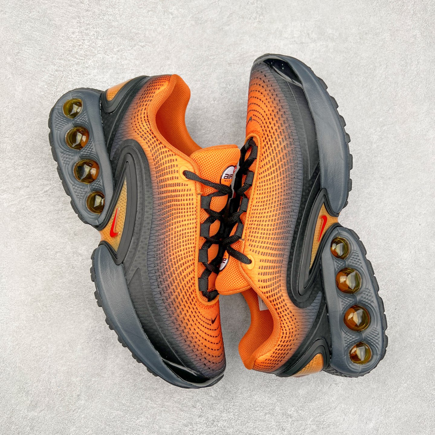 图片[3]-NK Air Max DN系列低帮豆荚型气垫百搭休闲运动慢跑鞋 HQ3732-003 Air Max 科技最初于 1986 年推出，是NK的首款气垫鞋款，这个缓震技术彻底改变了人们对运动鞋的认知。在 Nike 的众多缓震科技中也有着自己绝对的地位。除了技术层面的创新，Air Max 还具有深厚的文化内涵。它所代表的青年文化、前卫风格和反叛精神，使其成为了一种时尚和潮流的象征。为了纪念这个具有里程碑意义的技术，Nike 在每年的 3 月 26 日定为「Air Max Day」。近日，Nike 露出了一款全新的鞋型——Air Max DN。这款鞋不仅具有时尚的外观，还融合了许多经典的 Air Max 设计和元素，同时展现了一些新的创意。设计灵感源自经典 Air Max 97 和 Air Max Plus 的元素。鞋面的条纹设计和后跟的标志都在向这些经典鞋款致敬。最大亮点是 Air Max 气垫的造型，它以神似豆荚的造型呈现，分为四个分区圆形开窗，带来极高的辨识度。Air Max DN 采用了纯黑配色覆面，搭配白色虚线和紫色点缀，营造出一种低调而时尚的外观。鞋面采用织物材质打造，提供舒适的穿着体验。全新 Nike Air Max DN 除了图中的配色外，还将有荧光绿、白银、黑银、皇家蓝、酷灰、黑色等六款新配色登场。具体发售信息感兴趣的朋友可以持续关注。尺码：36 36.5 37.5 38 38.5 39 40 40.5 41 42 42.5 43 44 44.5 45-选品中心