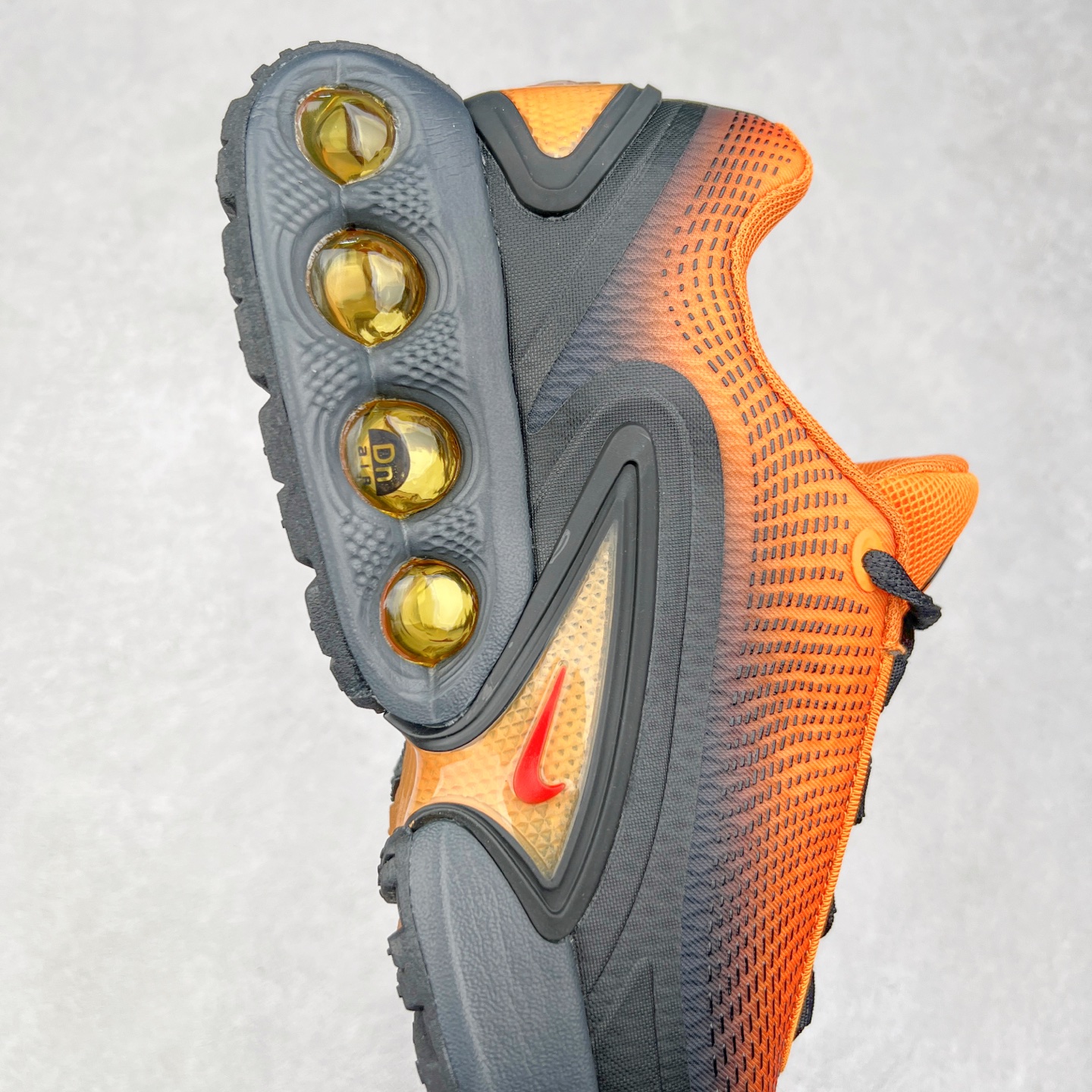 图片[6]-NK Air Max DN系列低帮豆荚型气垫百搭休闲运动慢跑鞋 HQ3732-003 Air Max 科技最初于 1986 年推出，是NK的首款气垫鞋款，这个缓震技术彻底改变了人们对运动鞋的认知。在 Nike 的众多缓震科技中也有着自己绝对的地位。除了技术层面的创新，Air Max 还具有深厚的文化内涵。它所代表的青年文化、前卫风格和反叛精神，使其成为了一种时尚和潮流的象征。为了纪念这个具有里程碑意义的技术，Nike 在每年的 3 月 26 日定为「Air Max Day」。近日，Nike 露出了一款全新的鞋型——Air Max DN。这款鞋不仅具有时尚的外观，还融合了许多经典的 Air Max 设计和元素，同时展现了一些新的创意。设计灵感源自经典 Air Max 97 和 Air Max Plus 的元素。鞋面的条纹设计和后跟的标志都在向这些经典鞋款致敬。最大亮点是 Air Max 气垫的造型，它以神似豆荚的造型呈现，分为四个分区圆形开窗，带来极高的辨识度。Air Max DN 采用了纯黑配色覆面，搭配白色虚线和紫色点缀，营造出一种低调而时尚的外观。鞋面采用织物材质打造，提供舒适的穿着体验。全新 Nike Air Max DN 除了图中的配色外，还将有荧光绿、白银、黑银、皇家蓝、酷灰、黑色等六款新配色登场。具体发售信息感兴趣的朋友可以持续关注。尺码：36 36.5 37.5 38 38.5 39 40 40.5 41 42 42.5 43 44 44.5 45-选品中心