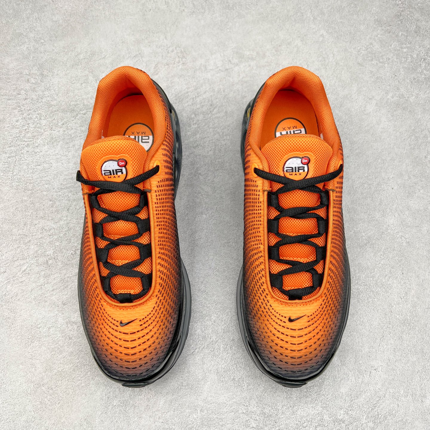 图片[2]-NK Air Max DN系列低帮豆荚型气垫百搭休闲运动慢跑鞋 HQ3732-003 Air Max 科技最初于 1986 年推出，是NK的首款气垫鞋款，这个缓震技术彻底改变了人们对运动鞋的认知。在 Nike 的众多缓震科技中也有着自己绝对的地位。除了技术层面的创新，Air Max 还具有深厚的文化内涵。它所代表的青年文化、前卫风格和反叛精神，使其成为了一种时尚和潮流的象征。为了纪念这个具有里程碑意义的技术，Nike 在每年的 3 月 26 日定为「Air Max Day」。近日，Nike 露出了一款全新的鞋型——Air Max DN。这款鞋不仅具有时尚的外观，还融合了许多经典的 Air Max 设计和元素，同时展现了一些新的创意。设计灵感源自经典 Air Max 97 和 Air Max Plus 的元素。鞋面的条纹设计和后跟的标志都在向这些经典鞋款致敬。最大亮点是 Air Max 气垫的造型，它以神似豆荚的造型呈现，分为四个分区圆形开窗，带来极高的辨识度。Air Max DN 采用了纯黑配色覆面，搭配白色虚线和紫色点缀，营造出一种低调而时尚的外观。鞋面采用织物材质打造，提供舒适的穿着体验。全新 Nike Air Max DN 除了图中的配色外，还将有荧光绿、白银、黑银、皇家蓝、酷灰、黑色等六款新配色登场。具体发售信息感兴趣的朋友可以持续关注。尺码：36 36.5 37.5 38 38.5 39 40 40.5 41 42 42.5 43 44 44.5 45-选品中心