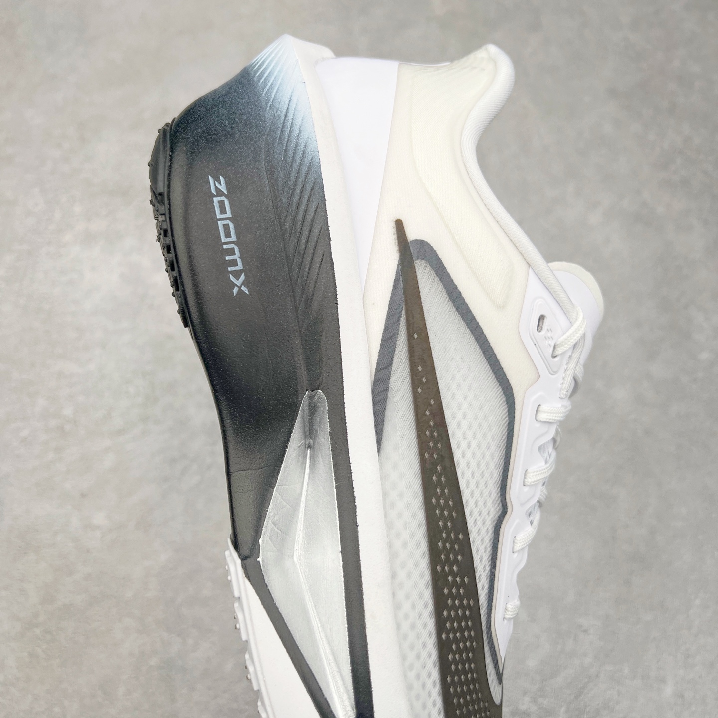 图片[6]-NK ZoomX Invincible Run Flyknit 6 轻量跑鞋 飞织低帮休闲运动慢跑鞋 厚底增高 老爹鞋 此鞋专为短跑运动员而生 是为 5 至 10 公里距离的赛事和训练打造 整体设计采用流线型的轻质工程网眼材质构成鞋面 并与其他 Running 旗舰鞋款同样搭载全脚掌 ZoomX 缓冲中底 搭配 Pebax 物料与橡胶外底 ZoomX StreakFly 首发配色以Prototype呈现 其灵感是来自开发期间的磨损测试 透过编号的标记与内侧的预期跑步距离突出研发过程 货号： FN8455-101 尺码：36 36.5 37.5 38 38.5 39 40 40.5 41 42 42.5 43 44 45-选品中心