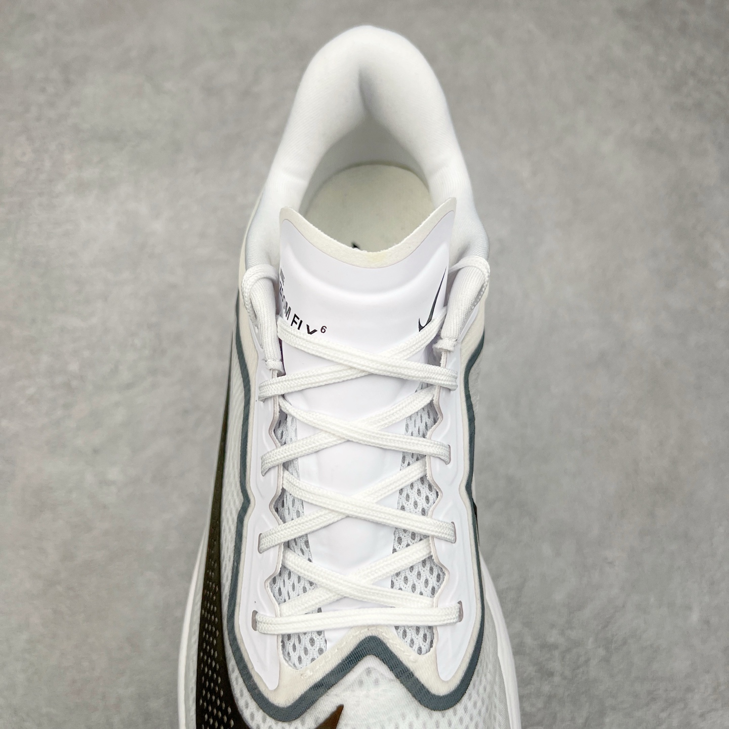 图片[5]-NK ZoomX Invincible Run Flyknit 6 轻量跑鞋 飞织低帮休闲运动慢跑鞋 厚底增高 老爹鞋 此鞋专为短跑运动员而生 是为 5 至 10 公里距离的赛事和训练打造 整体设计采用流线型的轻质工程网眼材质构成鞋面 并与其他 Running 旗舰鞋款同样搭载全脚掌 ZoomX 缓冲中底 搭配 Pebax 物料与橡胶外底 ZoomX StreakFly 首发配色以Prototype呈现 其灵感是来自开发期间的磨损测试 透过编号的标记与内侧的预期跑步距离突出研发过程 货号： FN8455-101 尺码：36 36.5 37.5 38 38.5 39 40 40.5 41 42 42.5 43 44 45-选品中心