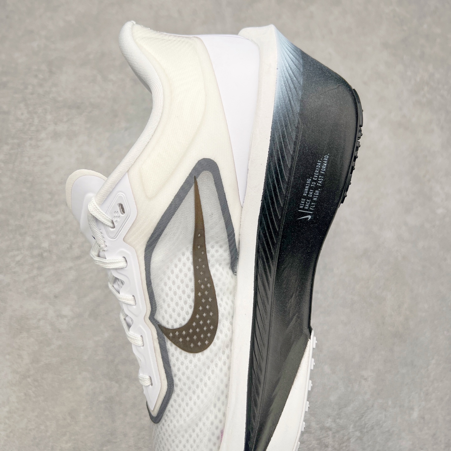 图片[7]-NK ZoomX Invincible Run Flyknit 6 轻量跑鞋 飞织低帮休闲运动慢跑鞋 厚底增高 老爹鞋 此鞋专为短跑运动员而生 是为 5 至 10 公里距离的赛事和训练打造 整体设计采用流线型的轻质工程网眼材质构成鞋面 并与其他 Running 旗舰鞋款同样搭载全脚掌 ZoomX 缓冲中底 搭配 Pebax 物料与橡胶外底 ZoomX StreakFly 首发配色以Prototype呈现 其灵感是来自开发期间的磨损测试 透过编号的标记与内侧的预期跑步距离突出研发过程 货号： FN8455-101 尺码：36 36.5 37.5 38 38.5 39 40 40.5 41 42 42.5 43 44 45-选品中心