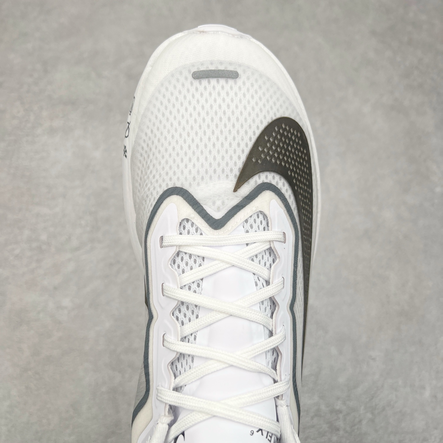 图片[4]-NK ZoomX Invincible Run Flyknit 6 轻量跑鞋 飞织低帮休闲运动慢跑鞋 厚底增高 老爹鞋 此鞋专为短跑运动员而生 是为 5 至 10 公里距离的赛事和训练打造 整体设计采用流线型的轻质工程网眼材质构成鞋面 并与其他 Running 旗舰鞋款同样搭载全脚掌 ZoomX 缓冲中底 搭配 Pebax 物料与橡胶外底 ZoomX StreakFly 首发配色以Prototype呈现 其灵感是来自开发期间的磨损测试 透过编号的标记与内侧的预期跑步距离突出研发过程 货号： FN8455-101 尺码：36 36.5 37.5 38 38.5 39 40 40.5 41 42 42.5 43 44 45-选品中心