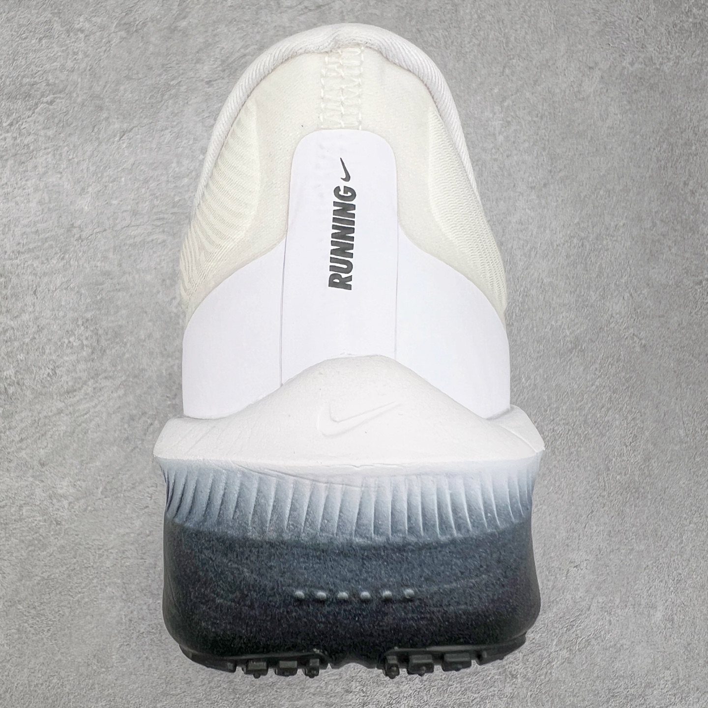 图片[8]-NK ZoomX Invincible Run Flyknit 6 轻量跑鞋 飞织低帮休闲运动慢跑鞋 厚底增高 老爹鞋 此鞋专为短跑运动员而生 是为 5 至 10 公里距离的赛事和训练打造 整体设计采用流线型的轻质工程网眼材质构成鞋面 并与其他 Running 旗舰鞋款同样搭载全脚掌 ZoomX 缓冲中底 搭配 Pebax 物料与橡胶外底 ZoomX StreakFly 首发配色以Prototype呈现 其灵感是来自开发期间的磨损测试 透过编号的标记与内侧的预期跑步距离突出研发过程 货号： FN8455-101 尺码：36 36.5 37.5 38 38.5 39 40 40.5 41 42 42.5 43 44 45-选品中心