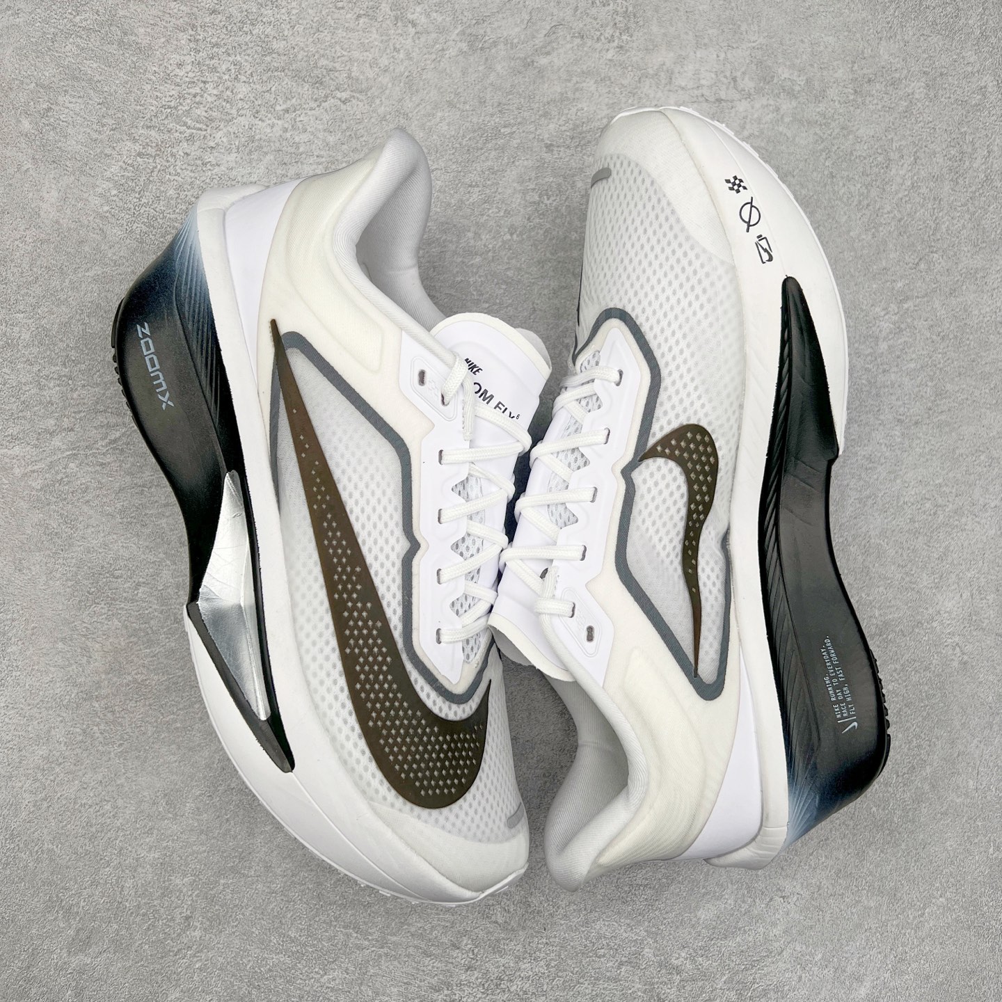 图片[3]-NK ZoomX Invincible Run Flyknit 6 轻量跑鞋 飞织低帮休闲运动慢跑鞋 厚底增高 老爹鞋 此鞋专为短跑运动员而生 是为 5 至 10 公里距离的赛事和训练打造 整体设计采用流线型的轻质工程网眼材质构成鞋面 并与其他 Running 旗舰鞋款同样搭载全脚掌 ZoomX 缓冲中底 搭配 Pebax 物料与橡胶外底 ZoomX StreakFly 首发配色以Prototype呈现 其灵感是来自开发期间的磨损测试 透过编号的标记与内侧的预期跑步距离突出研发过程 货号： FN8455-101 尺码：36 36.5 37.5 38 38.5 39 40 40.5 41 42 42.5 43 44 45-选品中心