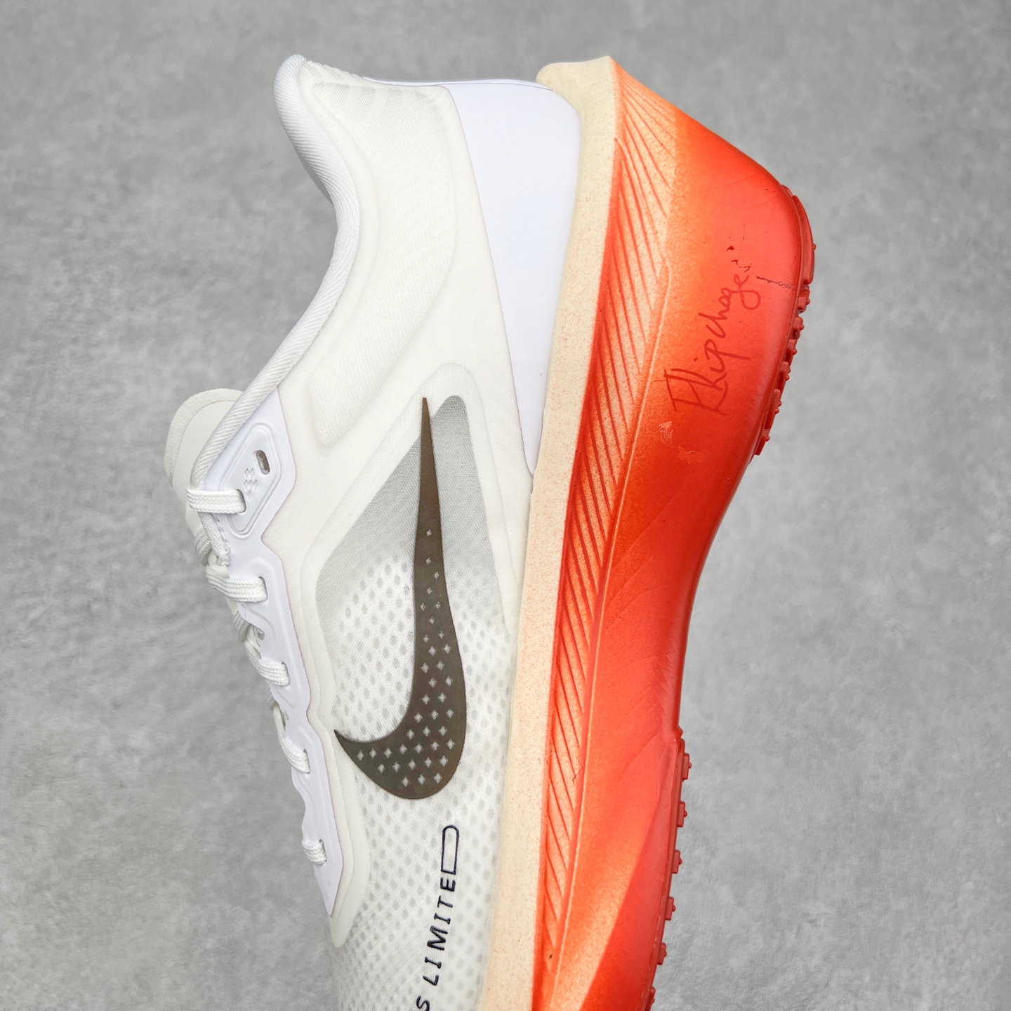 图片[7]-NK ZoomX Invincible Run Flyknit 6 轻量跑鞋 飞织低帮休闲运动慢跑鞋 厚底增高 老爹鞋 此鞋专为短跑运动员而生 是为 5 至 10 公里距离的赛事和训练打造 整体设计采用流线型的轻质工程网眼材质构成鞋面 并与其他 Running 旗舰鞋款同样搭载全脚掌 ZoomX 缓冲中底 搭配 Pebax 物料与橡胶外底 ZoomX StreakFly 首发配色以Prototype呈现 其灵感是来自开发期间的磨损测试 透过编号的标记与内侧的预期跑步距离突出研发过程 货号： HJ7038-100 尺码：36 36.5 37.5 38 38.5 39 40 40.5 41 42 42.5 43 44 45-选品中心