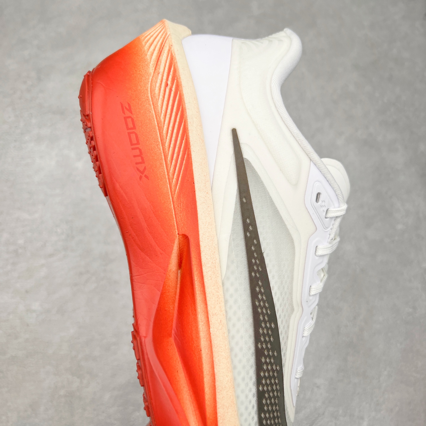 图片[6]-NK ZoomX Invincible Run Flyknit 6 轻量跑鞋 飞织低帮休闲运动慢跑鞋 厚底增高 老爹鞋 此鞋专为短跑运动员而生 是为 5 至 10 公里距离的赛事和训练打造 整体设计采用流线型的轻质工程网眼材质构成鞋面 并与其他 Running 旗舰鞋款同样搭载全脚掌 ZoomX 缓冲中底 搭配 Pebax 物料与橡胶外底 ZoomX StreakFly 首发配色以Prototype呈现 其灵感是来自开发期间的磨损测试 透过编号的标记与内侧的预期跑步距离突出研发过程 货号： HJ7038-100 尺码：36 36.5 37.5 38 38.5 39 40 40.5 41 42 42.5 43 44 45-选品中心