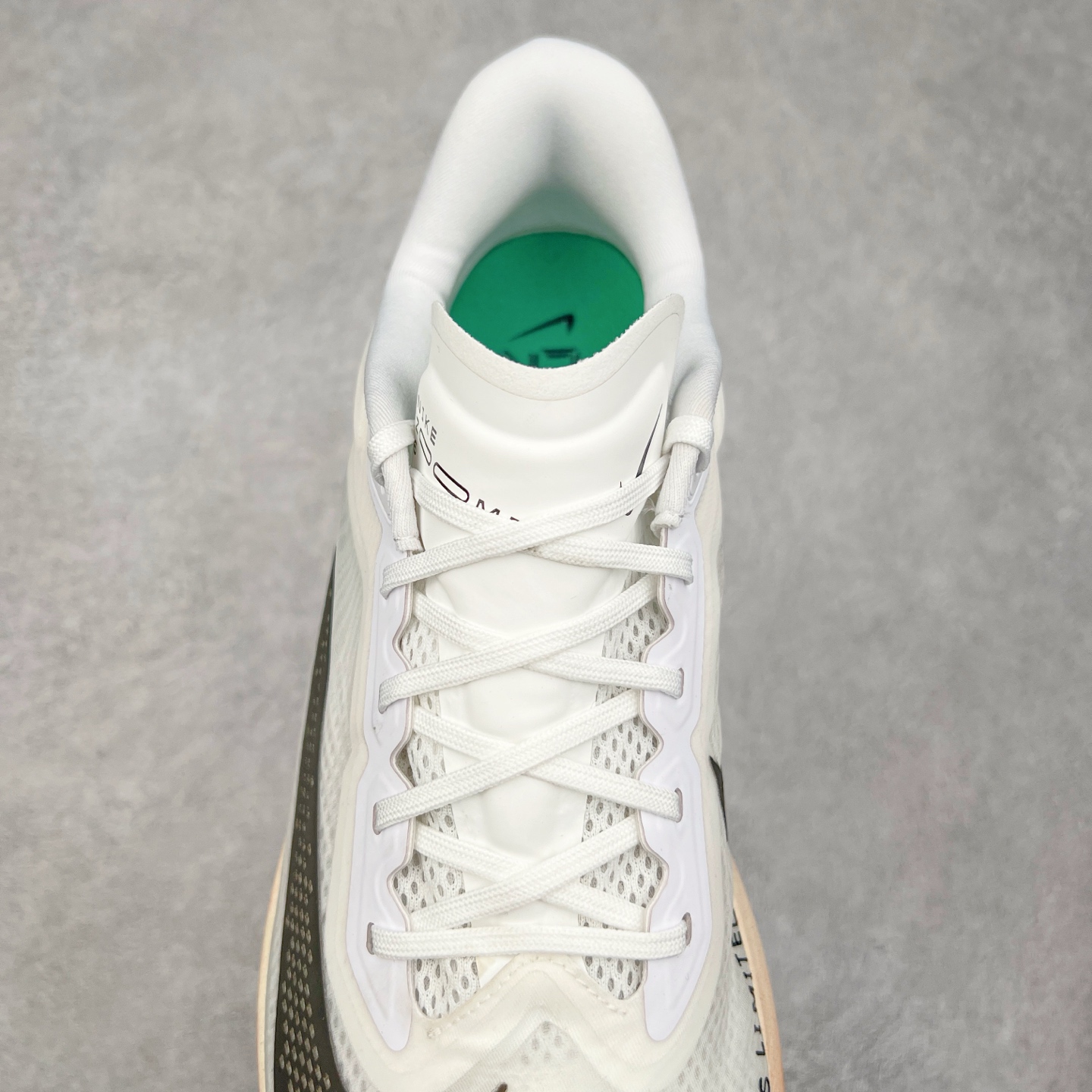 图片[5]-NK ZoomX Invincible Run Flyknit 6 轻量跑鞋 飞织低帮休闲运动慢跑鞋 厚底增高 老爹鞋 此鞋专为短跑运动员而生 是为 5 至 10 公里距离的赛事和训练打造 整体设计采用流线型的轻质工程网眼材质构成鞋面 并与其他 Running 旗舰鞋款同样搭载全脚掌 ZoomX 缓冲中底 搭配 Pebax 物料与橡胶外底 ZoomX StreakFly 首发配色以Prototype呈现 其灵感是来自开发期间的磨损测试 透过编号的标记与内侧的预期跑步距离突出研发过程 货号： HJ7038-100 尺码：36 36.5 37.5 38 38.5 39 40 40.5 41 42 42.5 43 44 45-选品中心