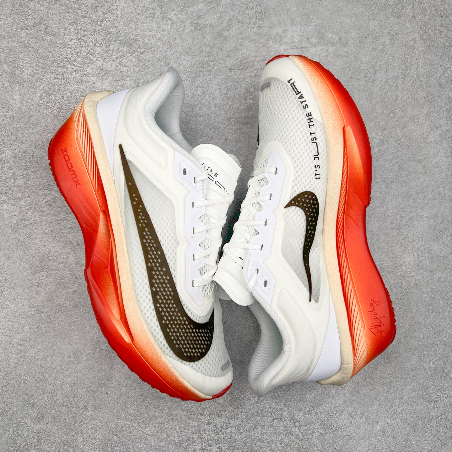 图片[3]-NK ZoomX Invincible Run Flyknit 6 轻量跑鞋 飞织低帮休闲运动慢跑鞋 厚底增高 老爹鞋 此鞋专为短跑运动员而生 是为 5 至 10 公里距离的赛事和训练打造 整体设计采用流线型的轻质工程网眼材质构成鞋面 并与其他 Running 旗舰鞋款同样搭载全脚掌 ZoomX 缓冲中底 搭配 Pebax 物料与橡胶外底 ZoomX StreakFly 首发配色以Prototype呈现 其灵感是来自开发期间的磨损测试 透过编号的标记与内侧的预期跑步距离突出研发过程 货号： HJ7038-100 尺码：36 36.5 37.5 38 38.5 39 40 40.5 41 42 42.5 43 44 45-选品中心