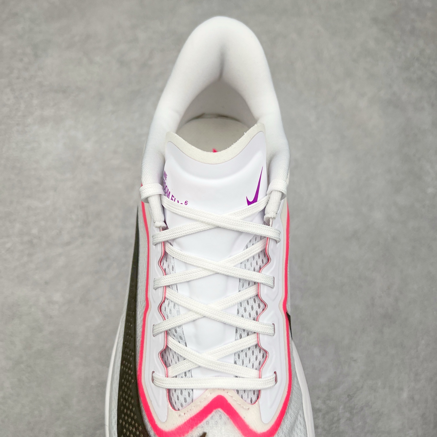 图片[5]-NK ZoomX Invincible Run Flyknit 6 轻量跑鞋 飞织低帮休闲运动慢跑鞋 厚底增高 老爹鞋 此鞋专为短跑运动员而生 是为 5 至 10 公里距离的赛事和训练打造 整体设计采用流线型的轻质工程网眼材质构成鞋面 并与其他 Running 旗舰鞋款同样搭载全脚掌 ZoomX 缓冲中底 搭配 Pebax 物料与橡胶外底 ZoomX StreakFly 首发配色以Prototype呈现 其灵感是来自开发期间的磨损测试 透过编号的标记与内侧的预期跑步距离突出研发过程 货号： FN8454-100 尺码：36 36.5 37.5 38 38.5 39 40 40.5 41 42 42.5 43 44 45-选品中心