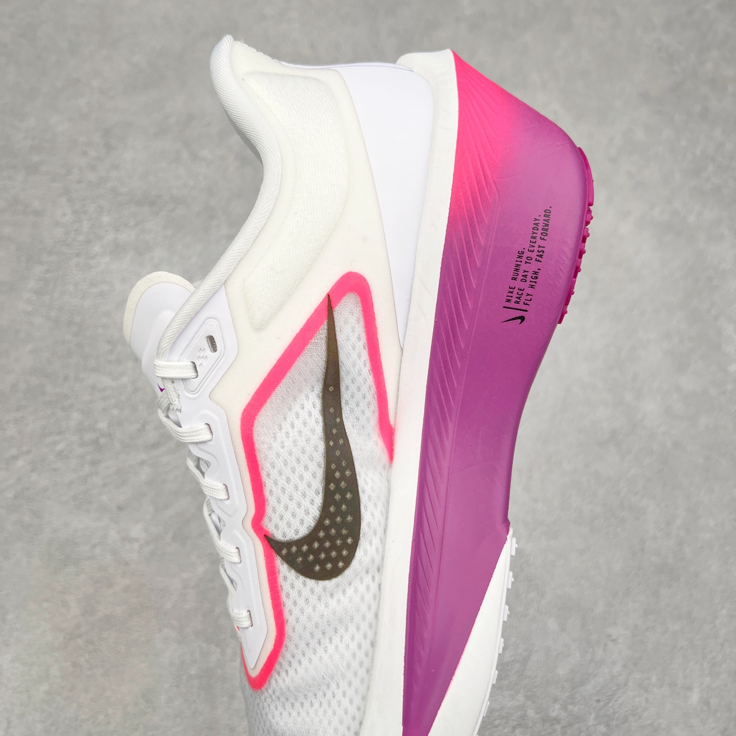 图片[7]-NK ZoomX Invincible Run Flyknit 6 轻量跑鞋 飞织低帮休闲运动慢跑鞋 厚底增高 老爹鞋 此鞋专为短跑运动员而生 是为 5 至 10 公里距离的赛事和训练打造 整体设计采用流线型的轻质工程网眼材质构成鞋面 并与其他 Running 旗舰鞋款同样搭载全脚掌 ZoomX 缓冲中底 搭配 Pebax 物料与橡胶外底 ZoomX StreakFly 首发配色以Prototype呈现 其灵感是来自开发期间的磨损测试 透过编号的标记与内侧的预期跑步距离突出研发过程 货号： FN8454-100 尺码：36 36.5 37.5 38 38.5 39 40 40.5 41 42 42.5 43 44 45-选品中心