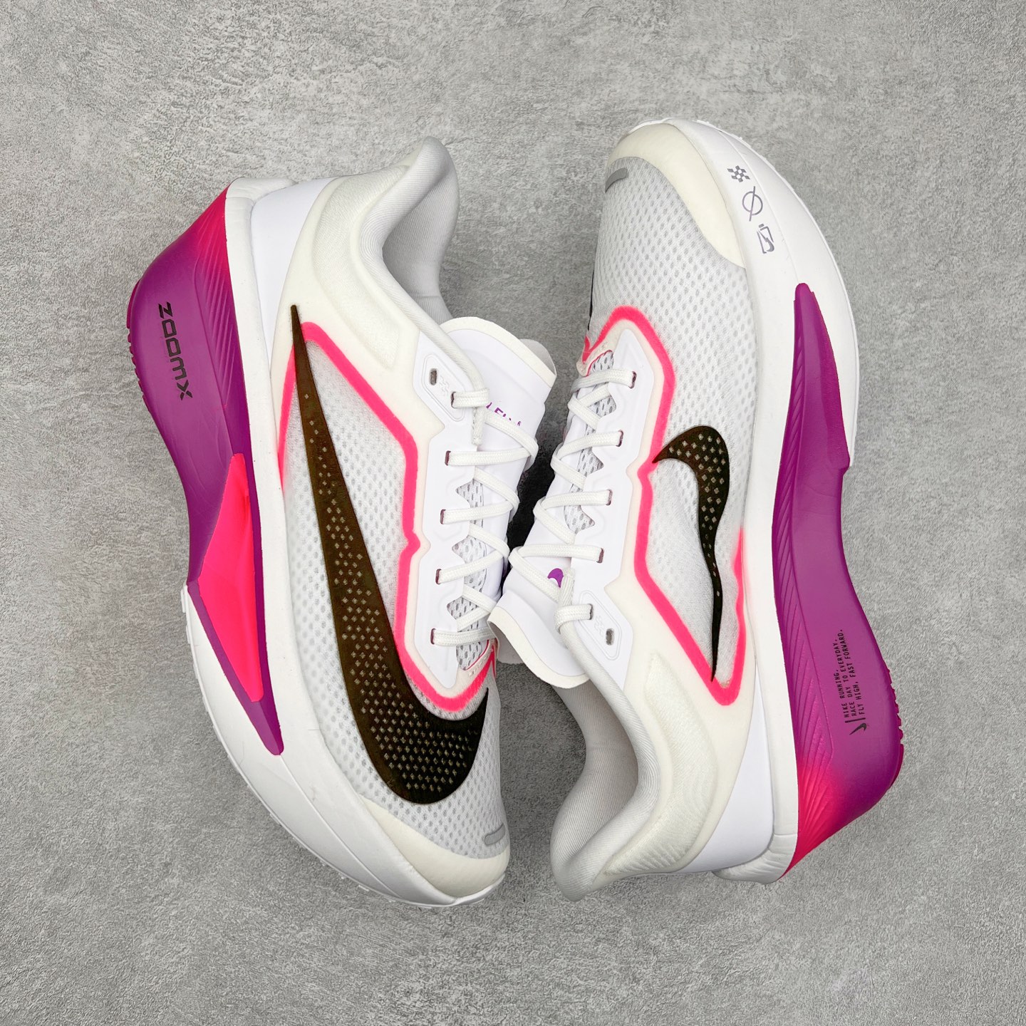 图片[3]-NK ZoomX Invincible Run Flyknit 6 轻量跑鞋 飞织低帮休闲运动慢跑鞋 厚底增高 老爹鞋 此鞋专为短跑运动员而生 是为 5 至 10 公里距离的赛事和训练打造 整体设计采用流线型的轻质工程网眼材质构成鞋面 并与其他 Running 旗舰鞋款同样搭载全脚掌 ZoomX 缓冲中底 搭配 Pebax 物料与橡胶外底 ZoomX StreakFly 首发配色以Prototype呈现 其灵感是来自开发期间的磨损测试 透过编号的标记与内侧的预期跑步距离突出研发过程 货号： FN8454-100 尺码：36 36.5 37.5 38 38.5 39 40 40.5 41 42 42.5 43 44 45-选品中心