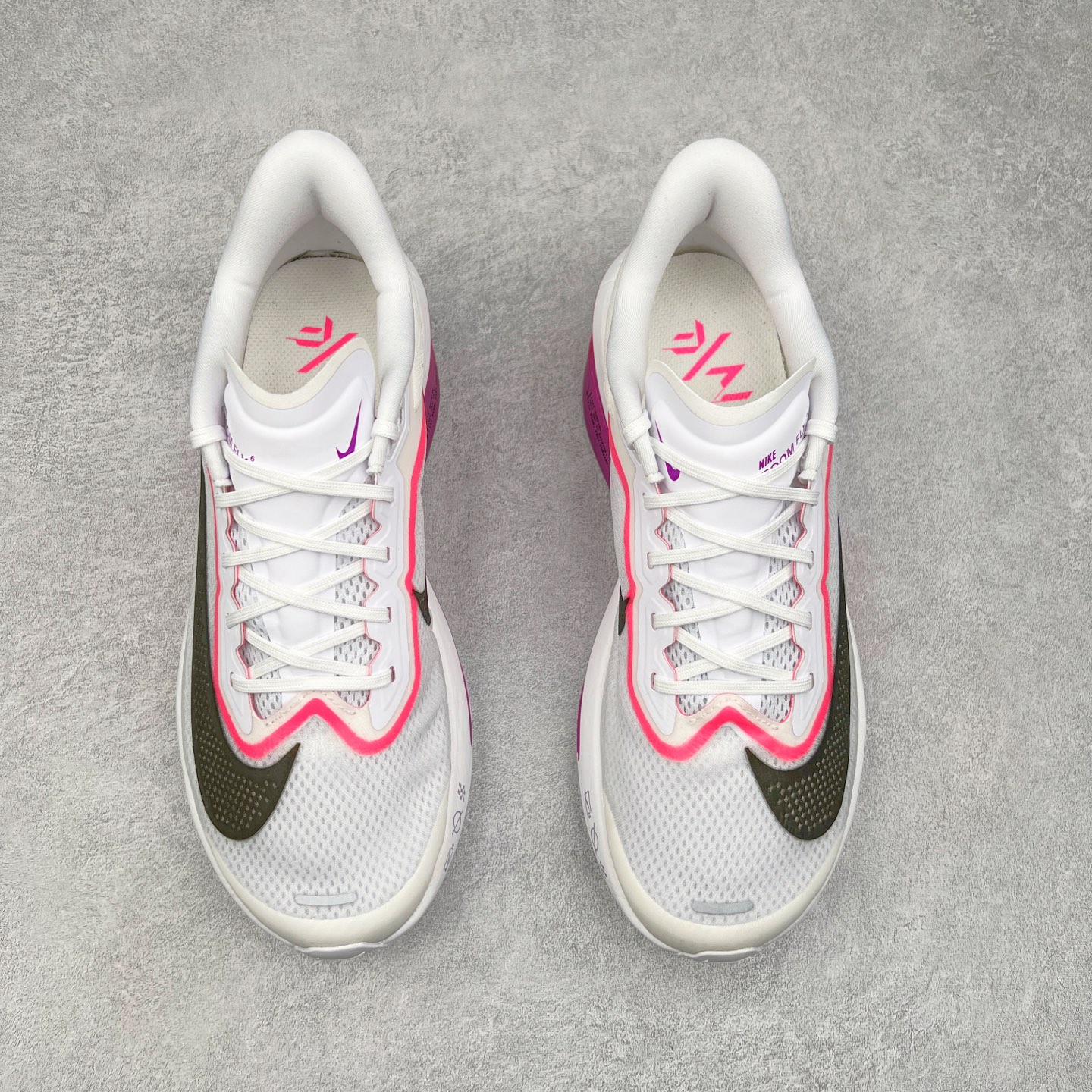 图片[2]-NK ZoomX Invincible Run Flyknit 6 轻量跑鞋 飞织低帮休闲运动慢跑鞋 厚底增高 老爹鞋 此鞋专为短跑运动员而生 是为 5 至 10 公里距离的赛事和训练打造 整体设计采用流线型的轻质工程网眼材质构成鞋面 并与其他 Running 旗舰鞋款同样搭载全脚掌 ZoomX 缓冲中底 搭配 Pebax 物料与橡胶外底 ZoomX StreakFly 首发配色以Prototype呈现 其灵感是来自开发期间的磨损测试 透过编号的标记与内侧的预期跑步距离突出研发过程 货号： FN8454-100 尺码：36 36.5 37.5 38 38.5 39 40 40.5 41 42 42.5 43 44 45-选品中心