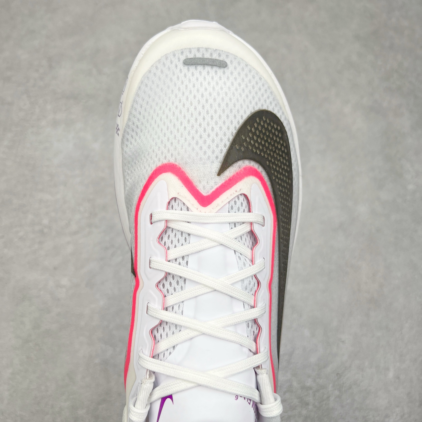 图片[4]-NK ZoomX Invincible Run Flyknit 6 轻量跑鞋 飞织低帮休闲运动慢跑鞋 厚底增高 老爹鞋 此鞋专为短跑运动员而生 是为 5 至 10 公里距离的赛事和训练打造 整体设计采用流线型的轻质工程网眼材质构成鞋面 并与其他 Running 旗舰鞋款同样搭载全脚掌 ZoomX 缓冲中底 搭配 Pebax 物料与橡胶外底 ZoomX StreakFly 首发配色以Prototype呈现 其灵感是来自开发期间的磨损测试 透过编号的标记与内侧的预期跑步距离突出研发过程 货号： FN8454-100 尺码：36 36.5 37.5 38 38.5 39 40 40.5 41 42 42.5 43 44 45-选品中心